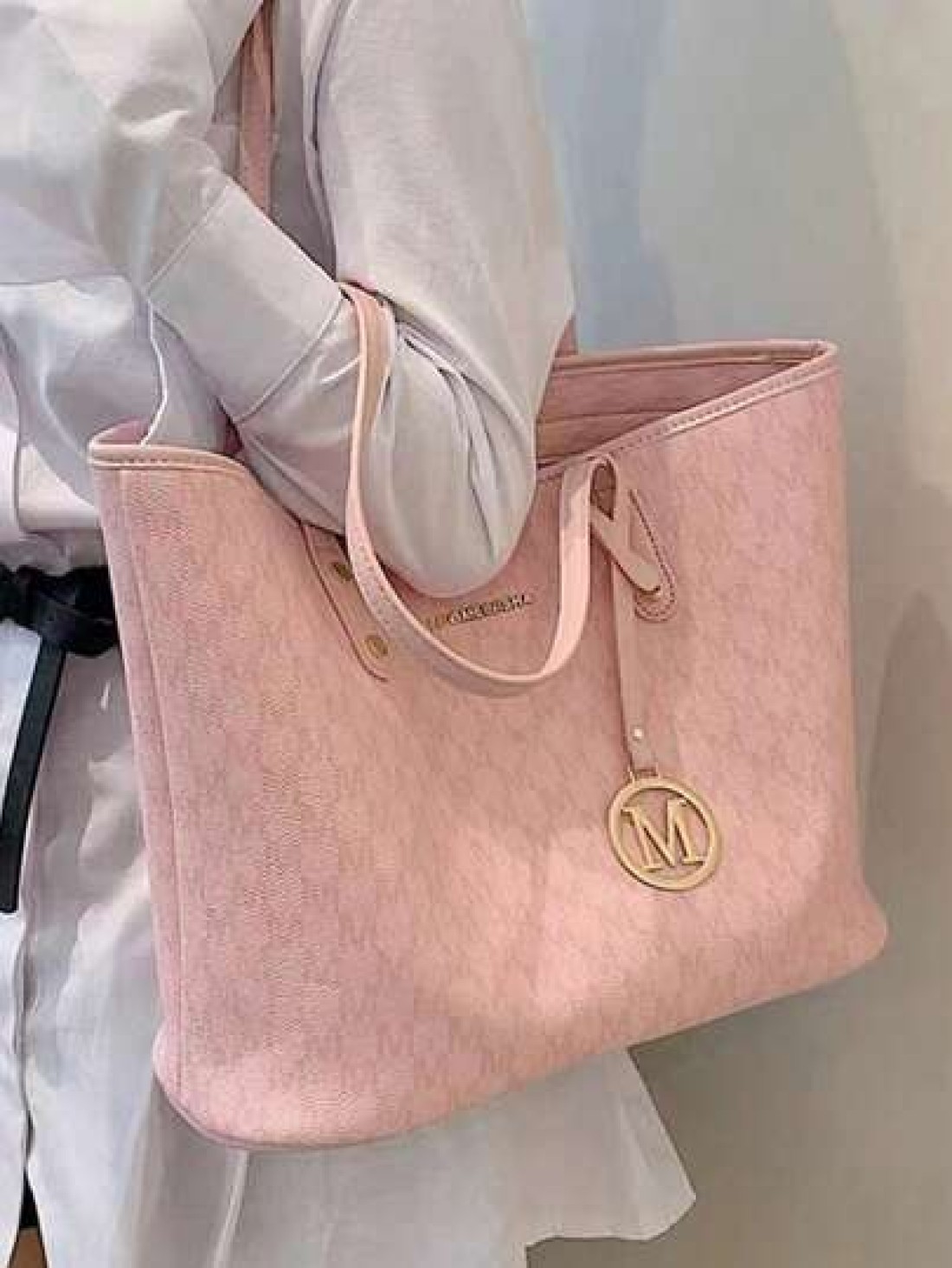2023 New Fashion Women s Large Capacity Full Body Print Design Letter Pattern Decoration Design Double Handle Tote Bag Suitable For Work And Commuting School Bag Large Capacity Portable Classic Casual