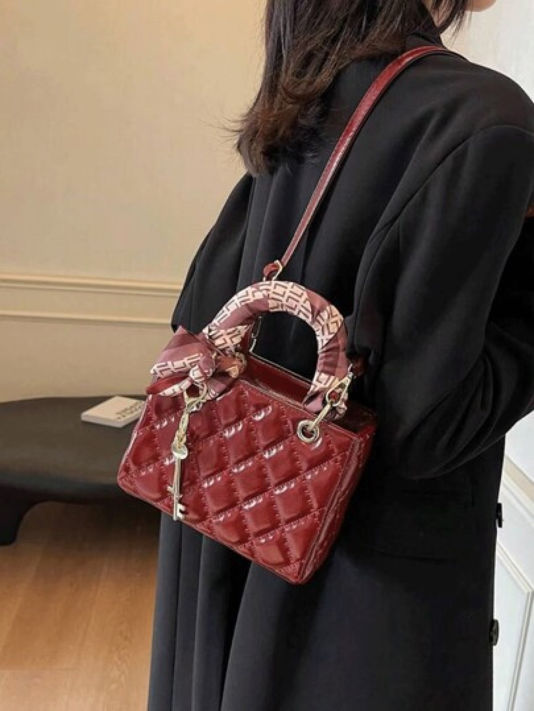 The New Fashion Classic Pu Waterproof Fabric Was Quilted And Embroidered With Diamond Shape Design With Small Fragrance And Ladies Style Metal Pattern Decoration Design And The Double Handle Portable