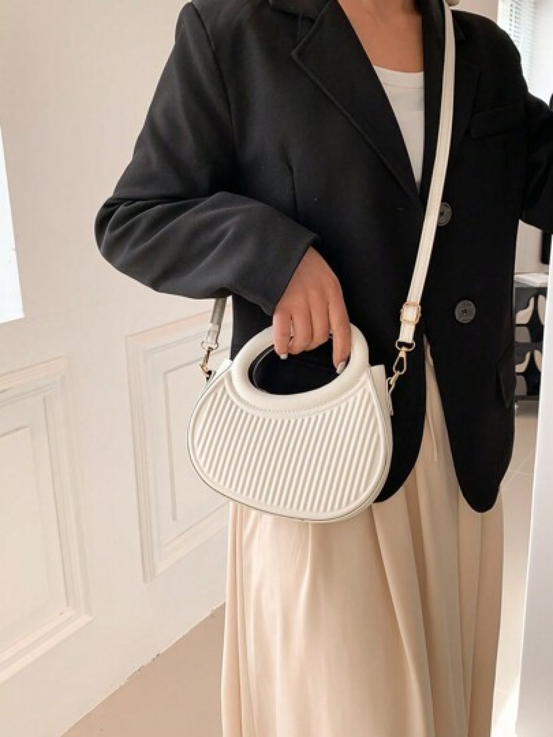 Fashionable Classic Niche Design Gentle Women s Commuting Date Shoulder Crossbody Bag Striped Embossed Handbag Fashionable Round Crossbody Bag Women s Double Handle Novel Wallet
