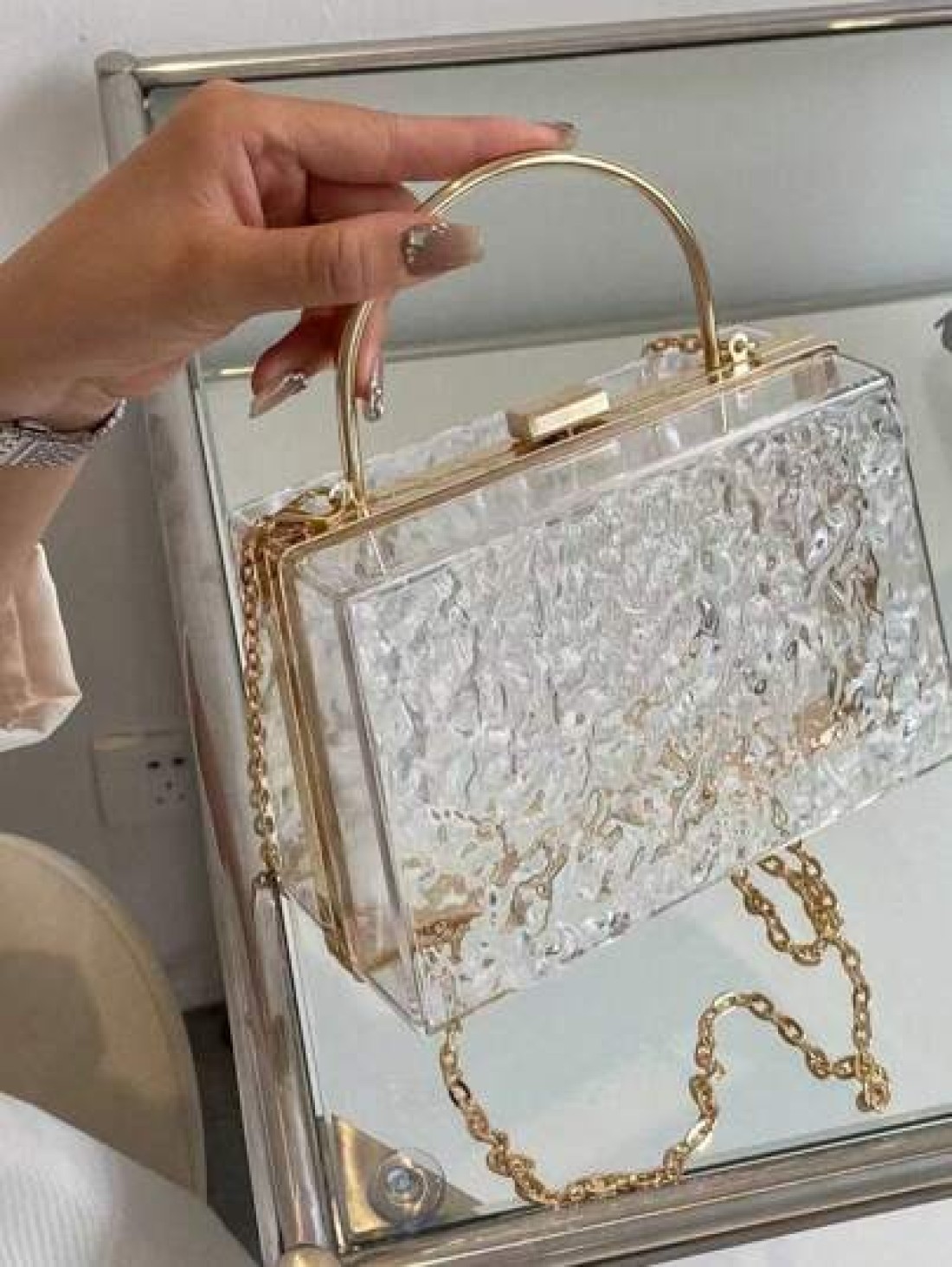 Mini Chain Decorated Transparent Water Wave Pattern Hard Shell Metal Hand Held Box Bag