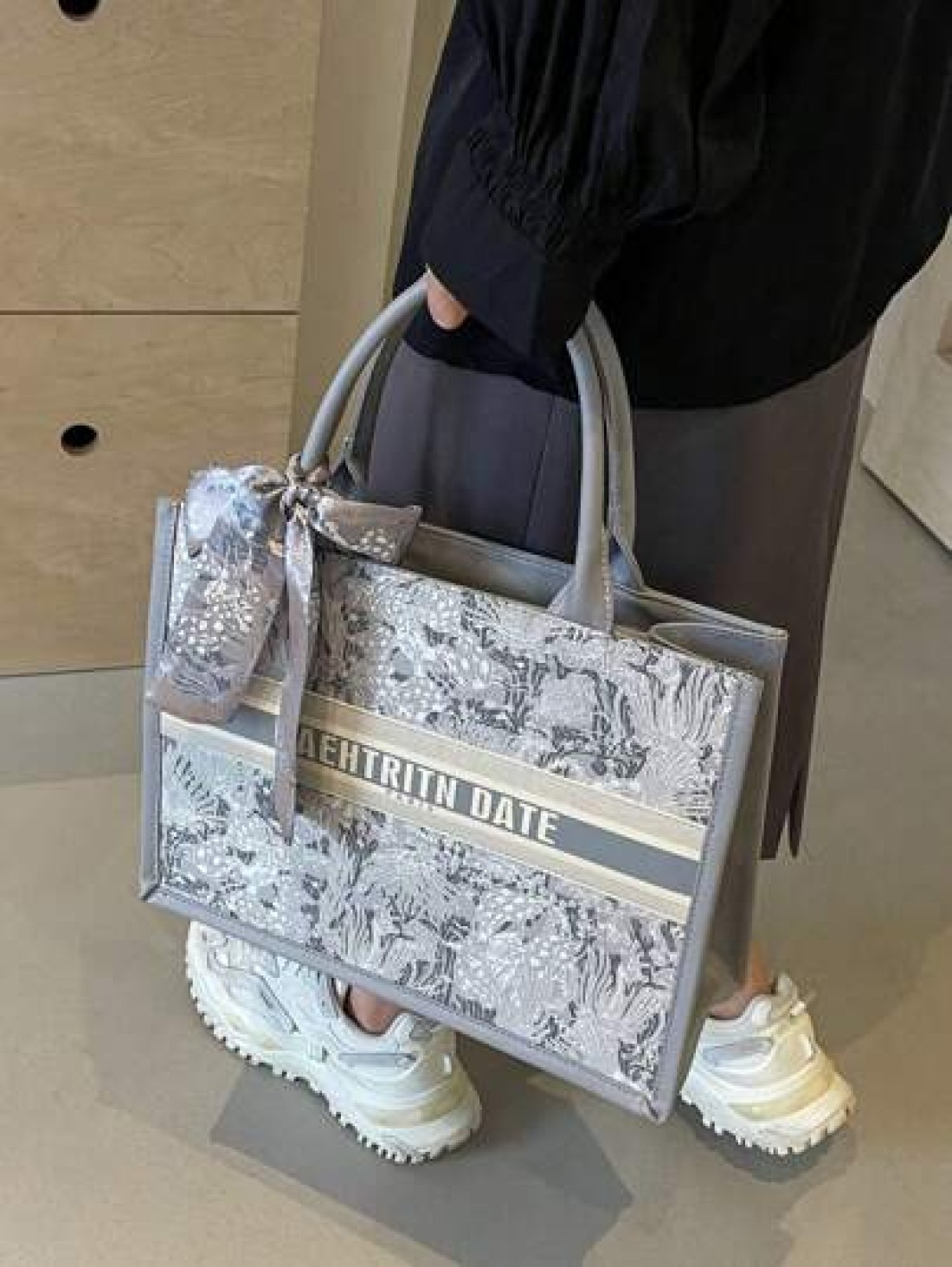 1pc 11in 7 9in 3 9in Fashionable Women s Tote Bag Large Capacity Square Shape Lightweight With Exquisite Silk Scarf Decoration Made Of Scratch And Abrasion Resistant Material Suitable For Shopping Dat