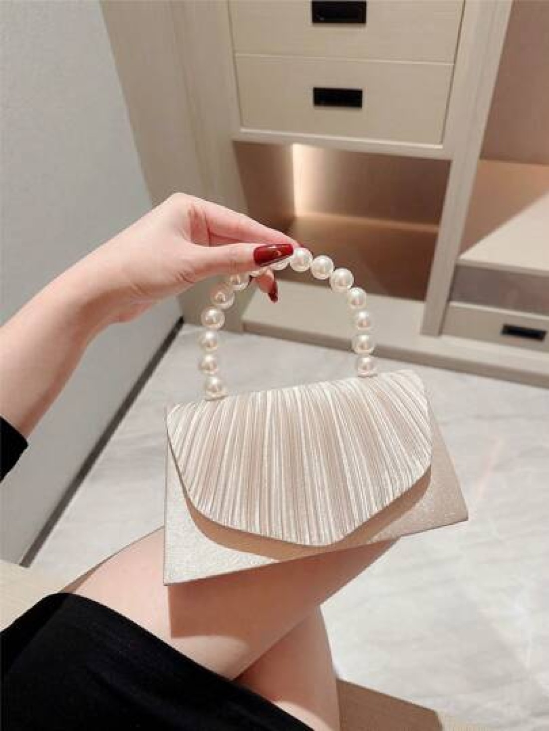 An Elegant Classic Pleated Design Evening Bag Romantic Faux Pearl Party Clutch Bag Luxury Satin Formal Dress Bag Flap Clutch With Chain Strap For Prom Perfectly Matching With New Years Outfit Excellen