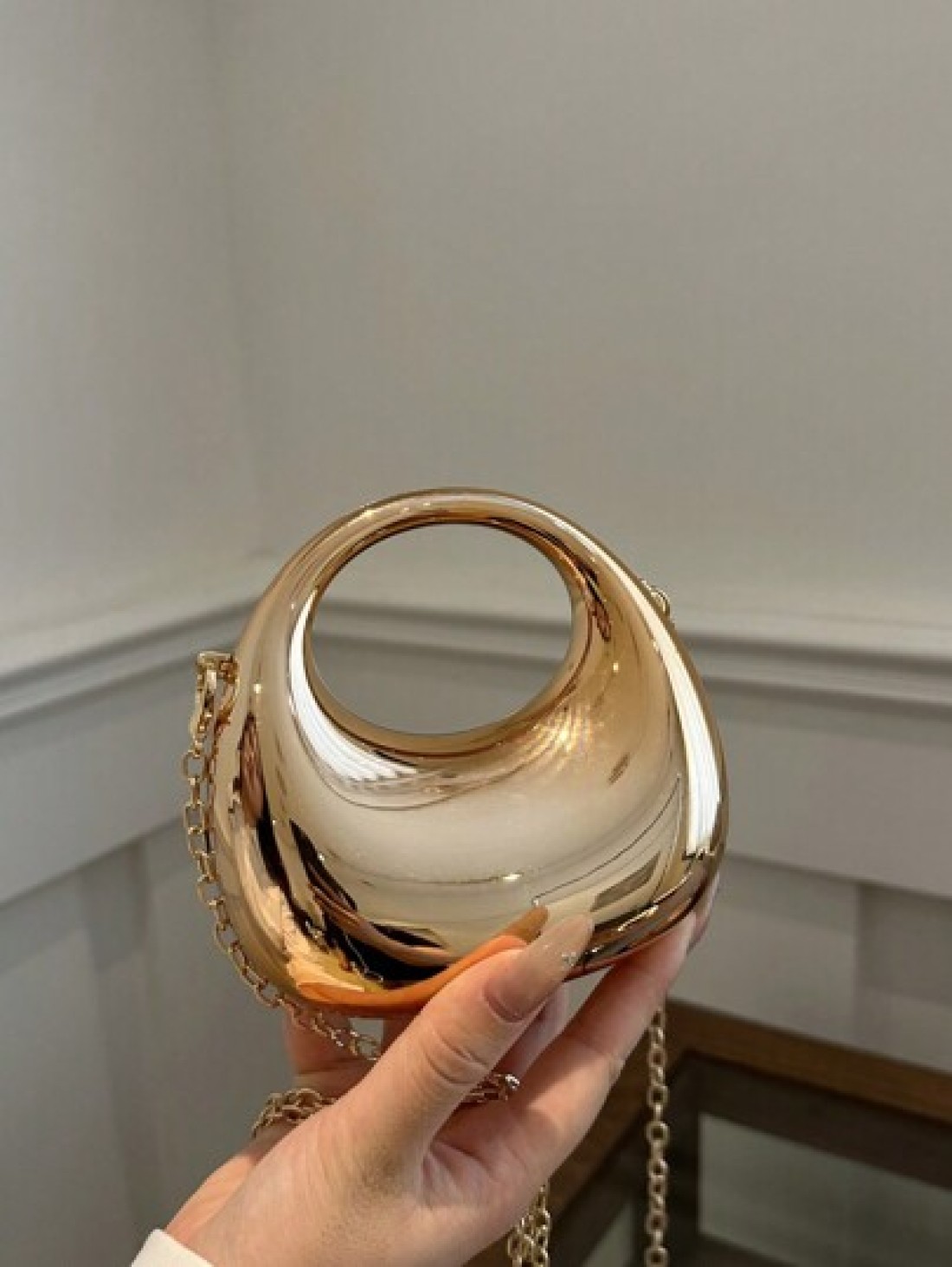 1pc New Avant Garde Metallic Acrylic Crescent Moon Shaped Mini Handbag Glossy Silver And Gold Tone Lunar Crossbody Shoulder Bag With Metallic Chain Fashion Versatile Makeup Cosmetic Earphone Pouch Min