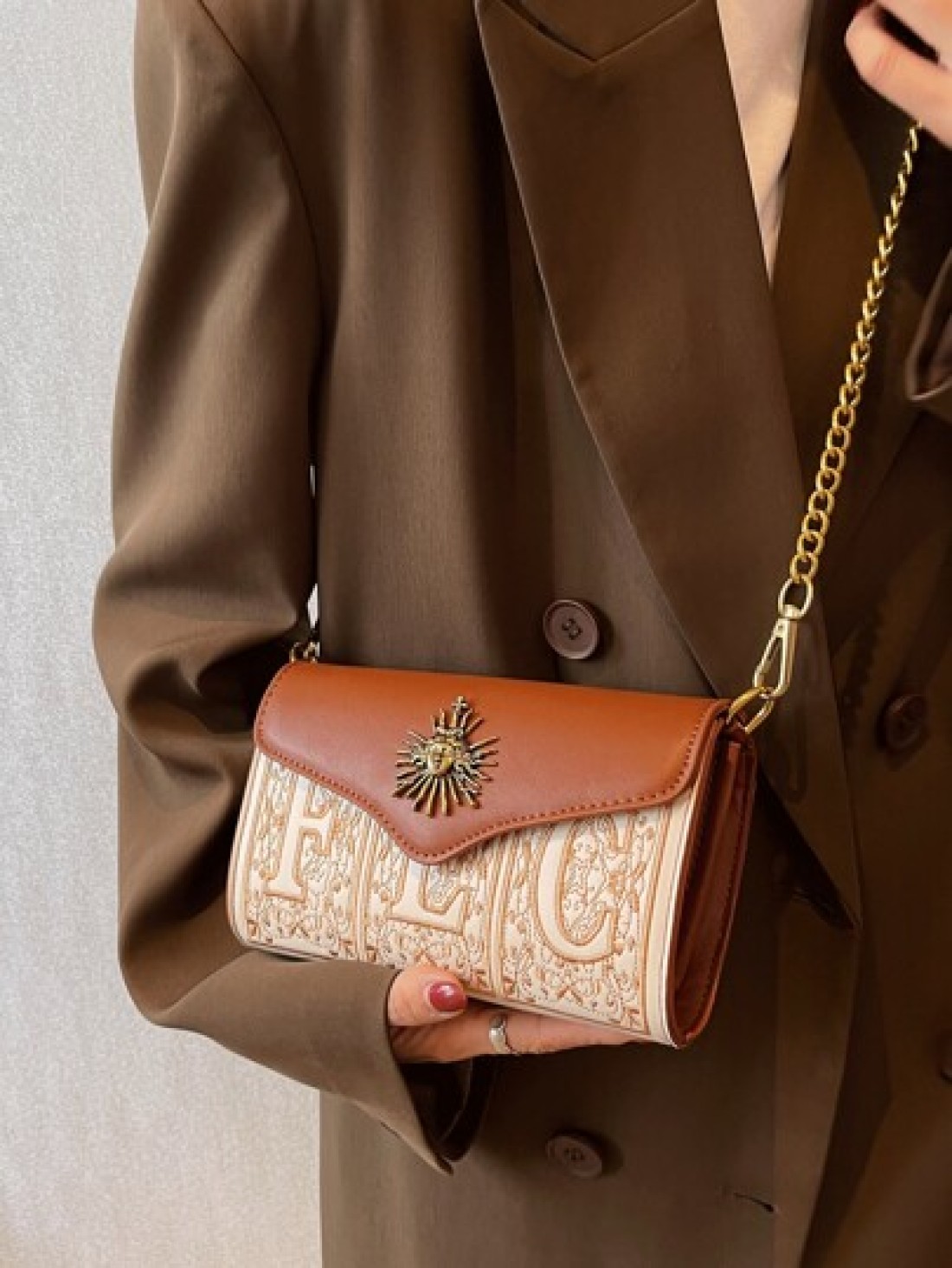 In 2024 The New Fashion Classic Letter Embroidery Printing Design Contrast Design French Baguette Bag Metal Buckle Decoration Design Shoulder Bag Is Suitable For Shopping