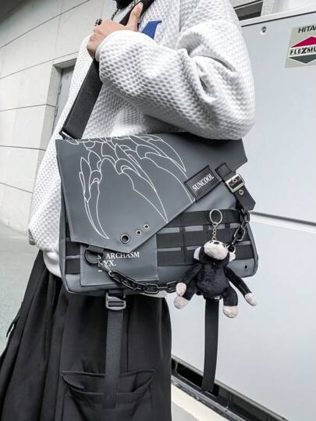 Fabric Material Large Capacity Casual Vacation Graffiti Chain Shoulder Bag For Men Punk Style Casual Bag With Pendant
