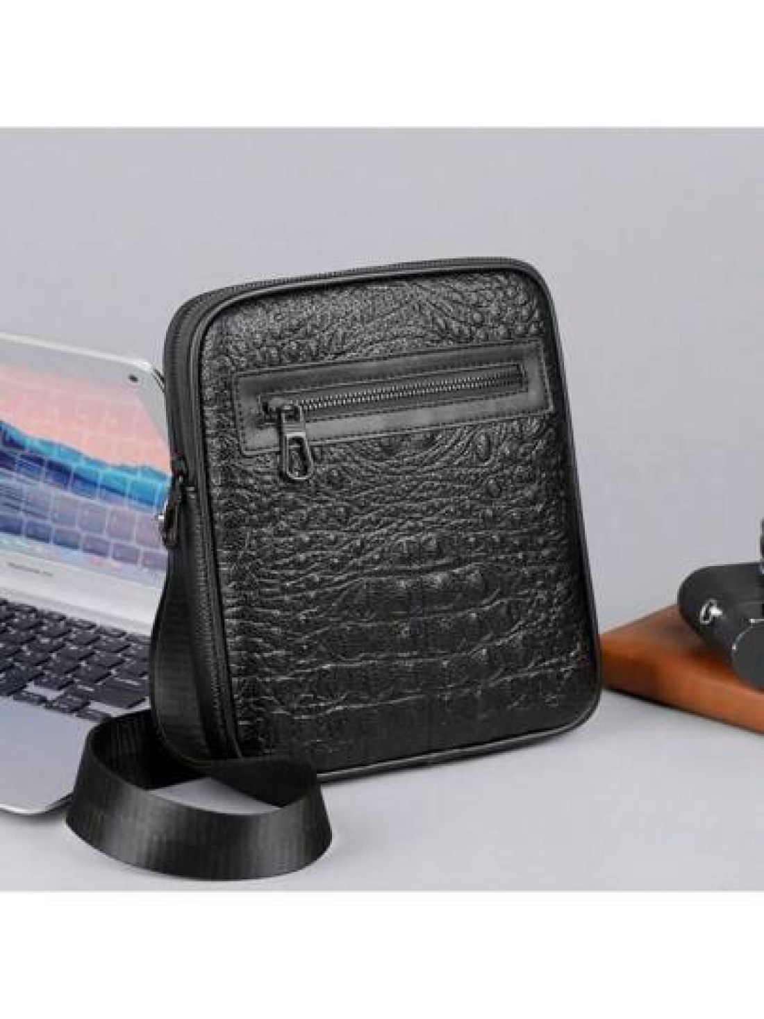 Men Black Crocodile Embossed Shoulder Bag Casual Versatile Lightweight Cycling Messenger Bag Suitable For Holiday Corporate Gifts