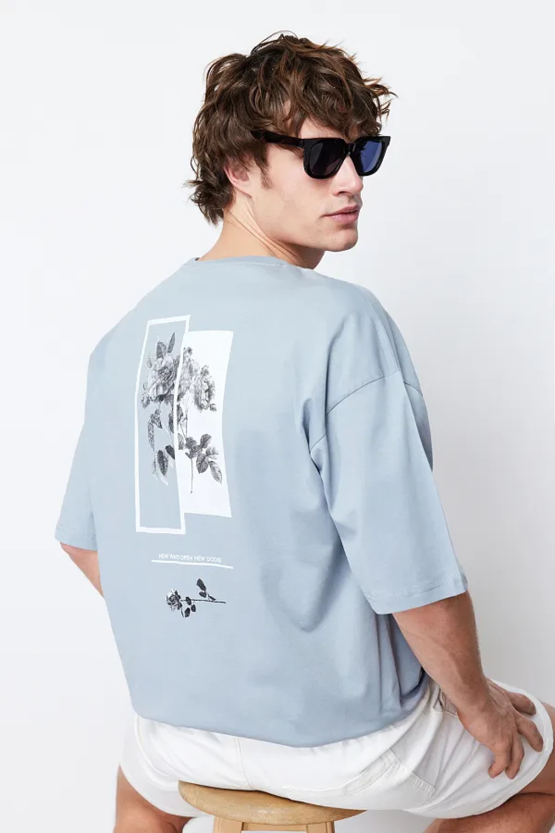 Trendyol Collection تي شيرت قطني واسع القطع مطبوع عليه زهور رمادية - TMNSS21TS1223
