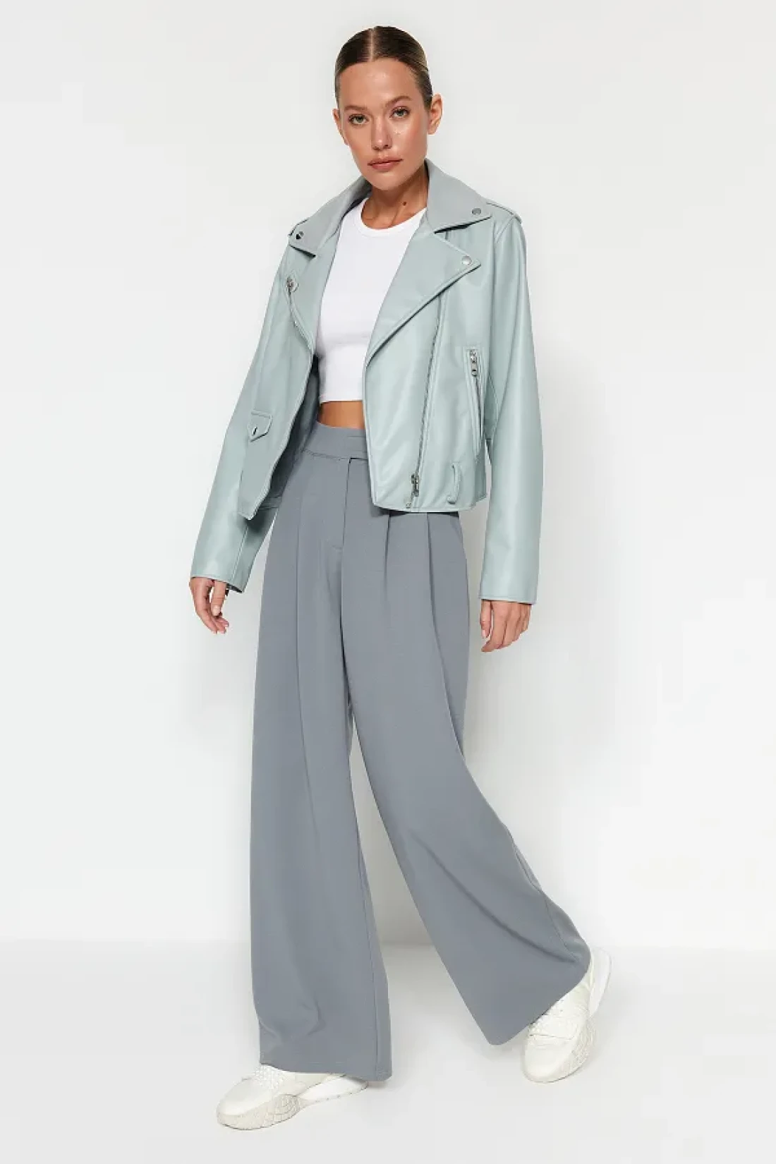 Trendyol Collection بنطال محبوك ذو ثنيات باللون الرمادي بخصر عالٍ وإغلاق فيلكرو - مقاس واسع TWOAW24PL00177