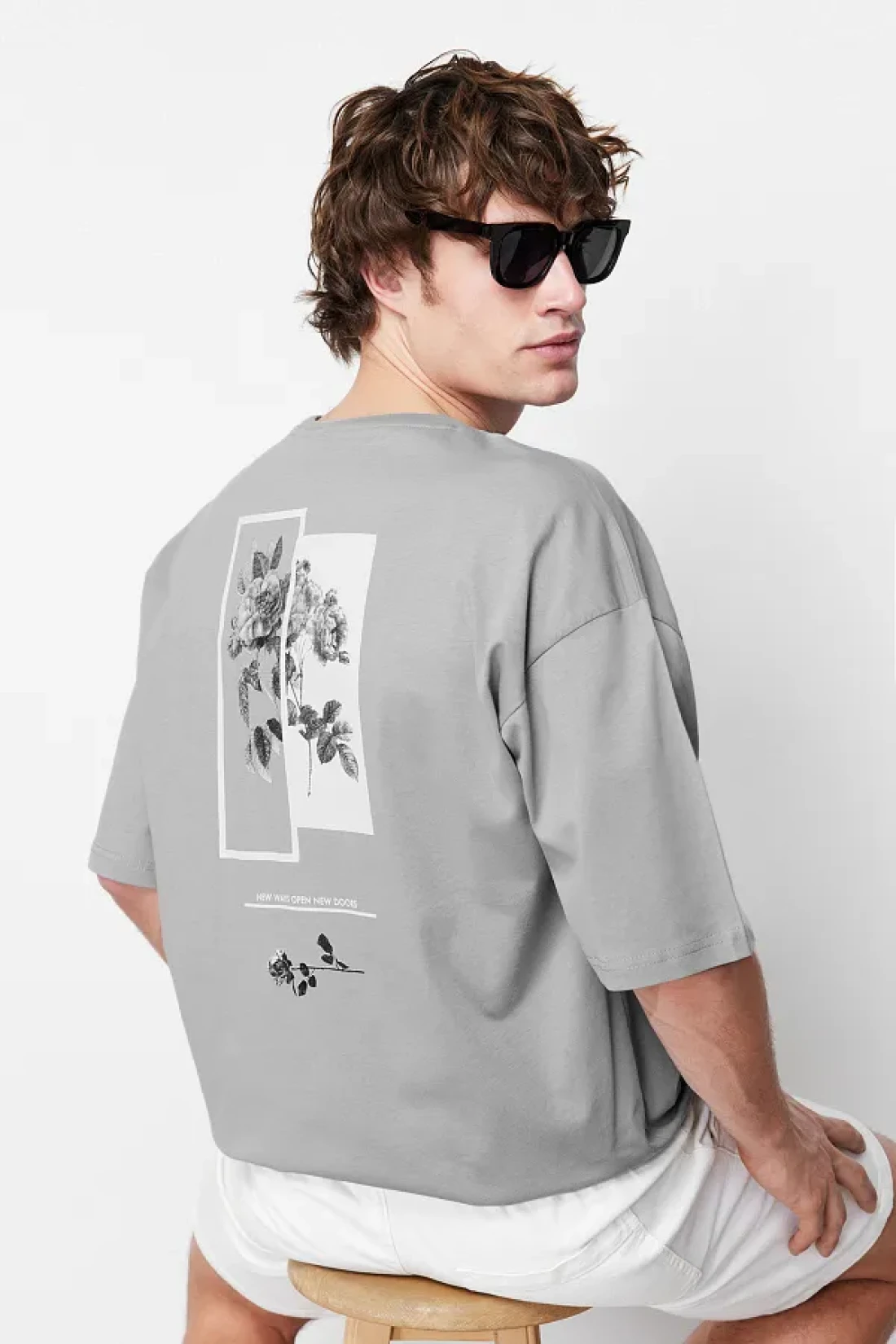 Trendyol Collection تي شيرت قطني واسع القطع مطبوع عليه زهور رمادية - TMNSS21TS1223