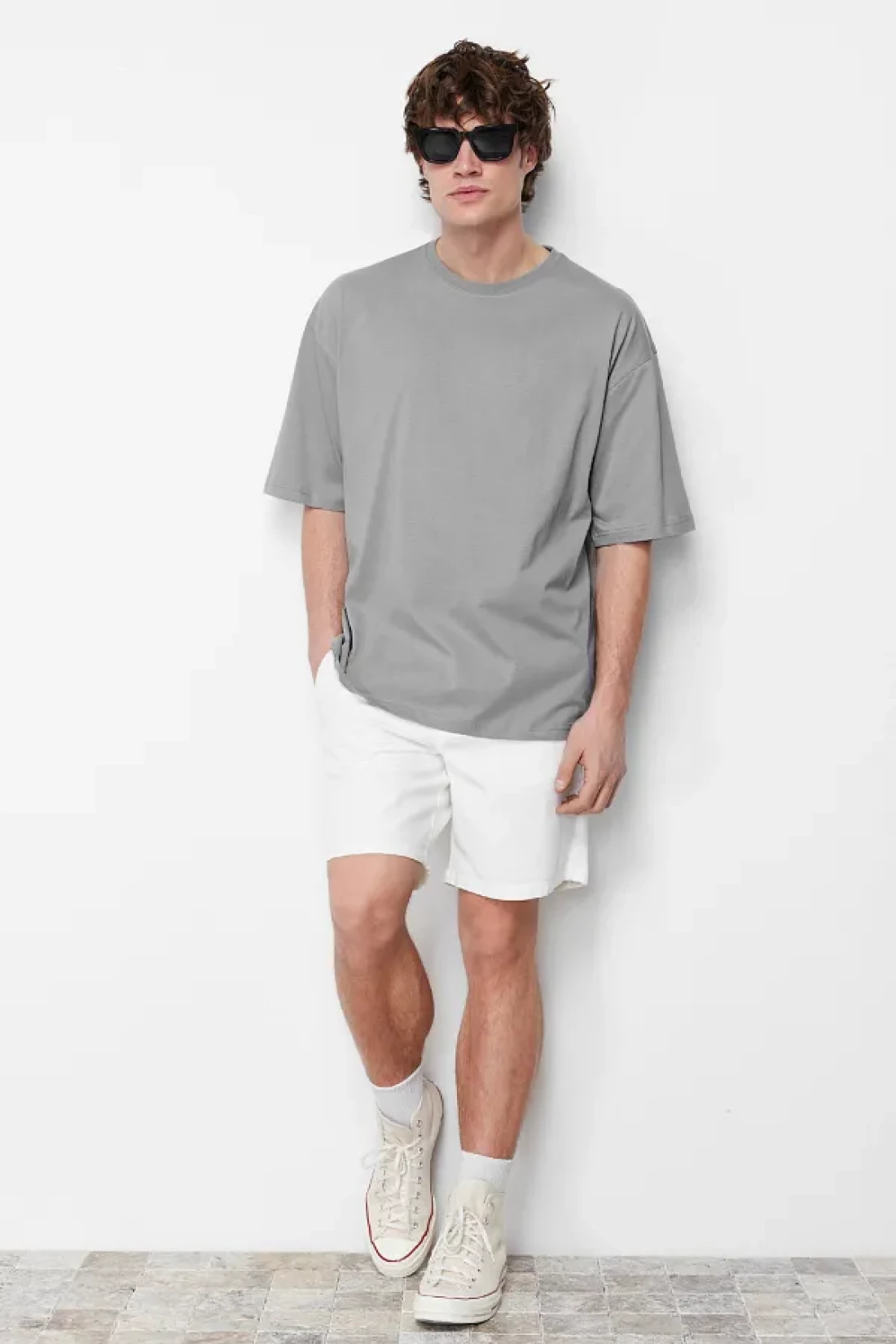 Trendyol Collection تي شيرت قطني واسع القطع مطبوع عليه زهور رمادية - TMNSS21TS1223