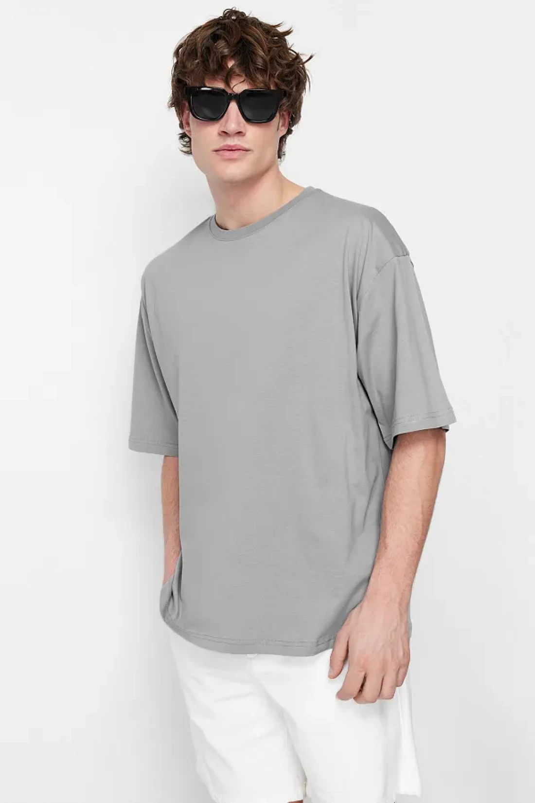 Trendyol Collection تي شيرت قطني واسع القطع مطبوع عليه زهور رمادية - TMNSS21TS1223