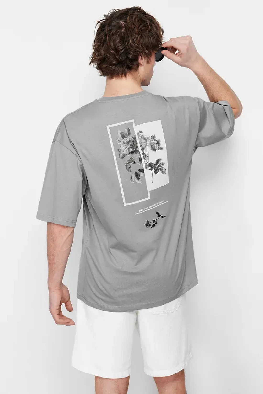 Trendyol Collection تي شيرت قطني واسع القطع مطبوع عليه زهور رمادية - TMNSS21TS1223