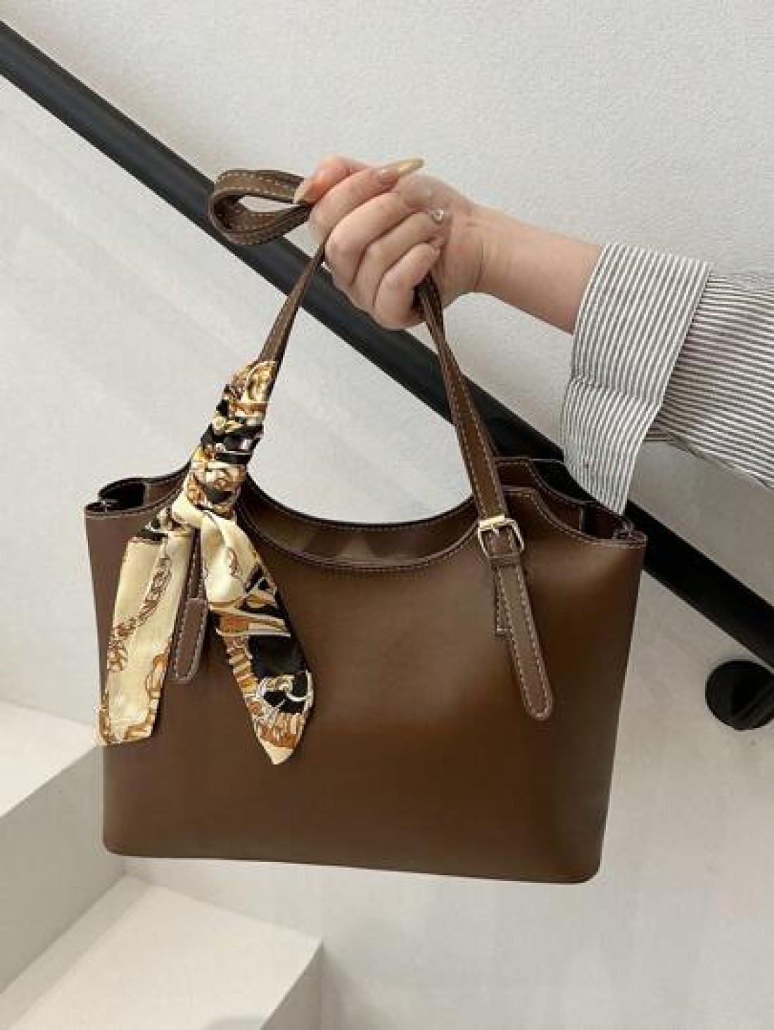 Retro Soft Leather Tote Bag For Women Large Capacity Shoulder Bag Personalized Minimalist Office Commute Handbag 2025 Spring Collection