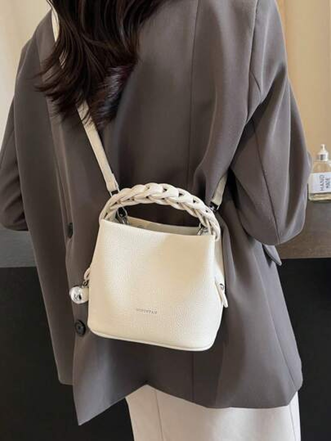 Fashion Joker Pu Waterproof Fabric Letter Pattern Design Metal Pendant Decoration Design Portable Square Bag Preparation Of Portable Elegant Handbag Business Commuter Bag Suitable For Work High End Fa