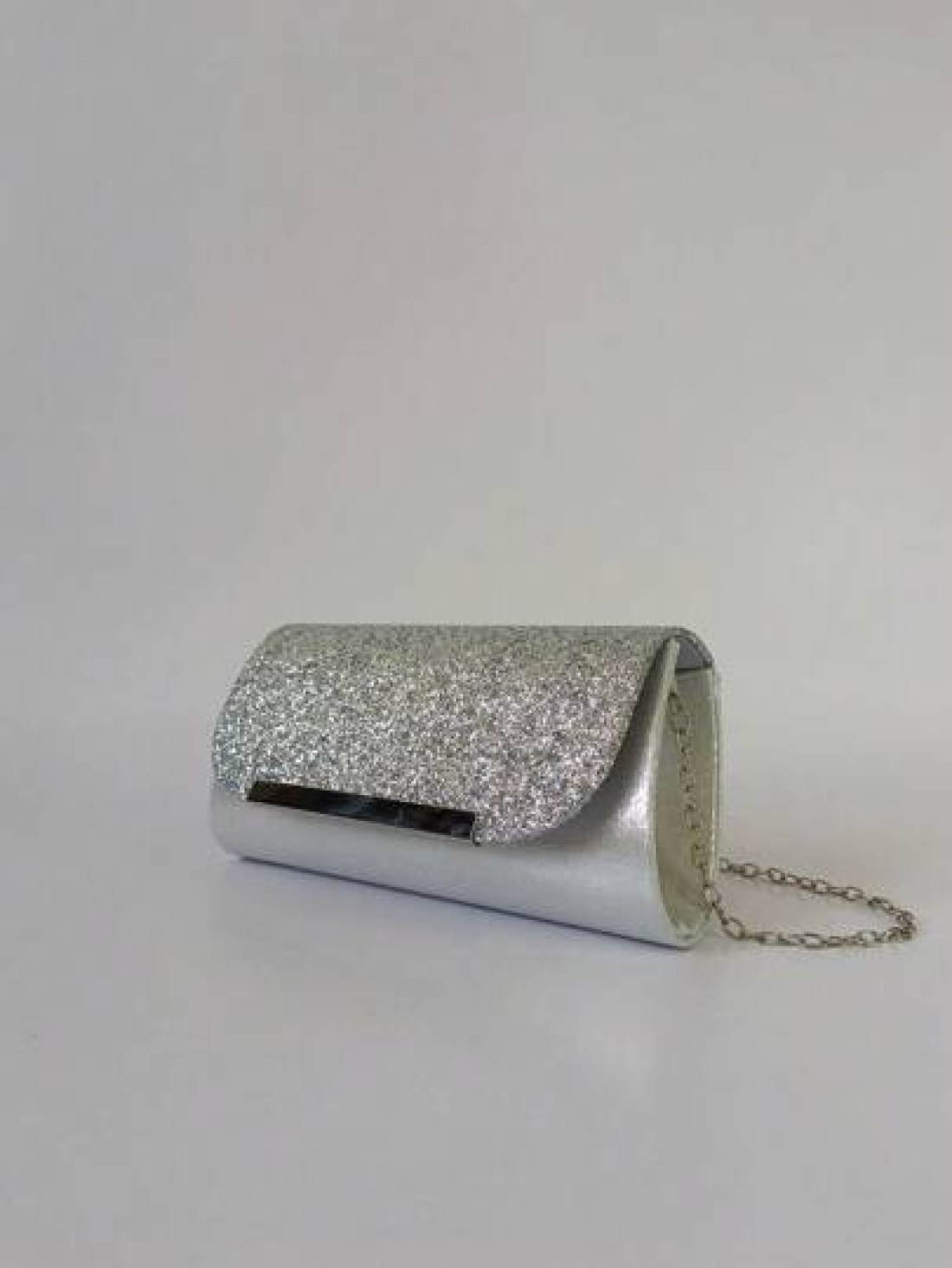 This Evening Bag Features A Sophisticated Design The Main Body Is Made Of Shimmering Silver Sequins That Glimmer And Shine Under Light Exuding A Luxurious And Glamorous Look The Classic Clutch Silhoue