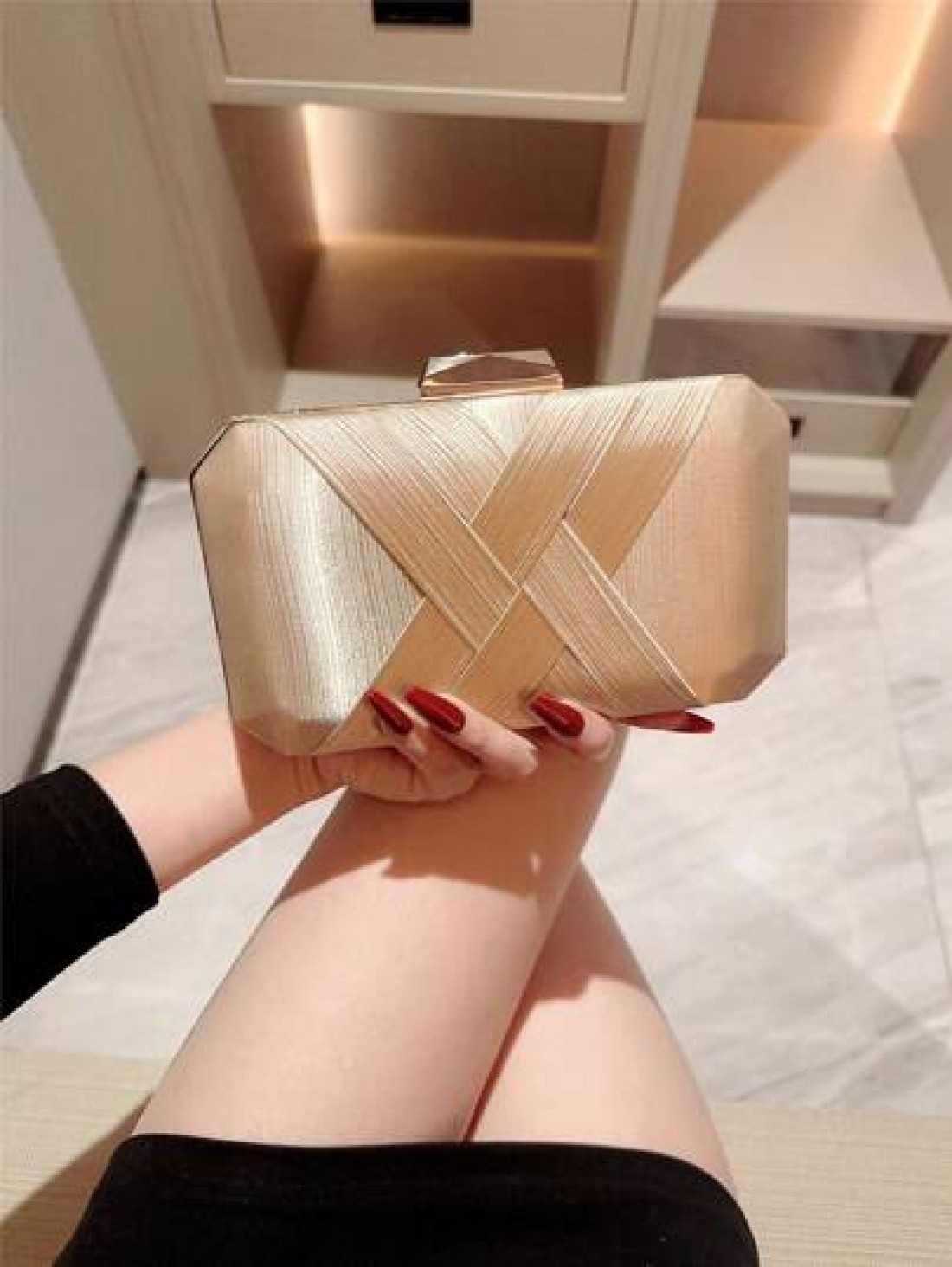 A Classic Crossed Satin Box Clutch Bag With High End Feel Suitable For Evening Party Formal Occasions Dance Events Romantic Weddings Chain Strap Banquet Handbag