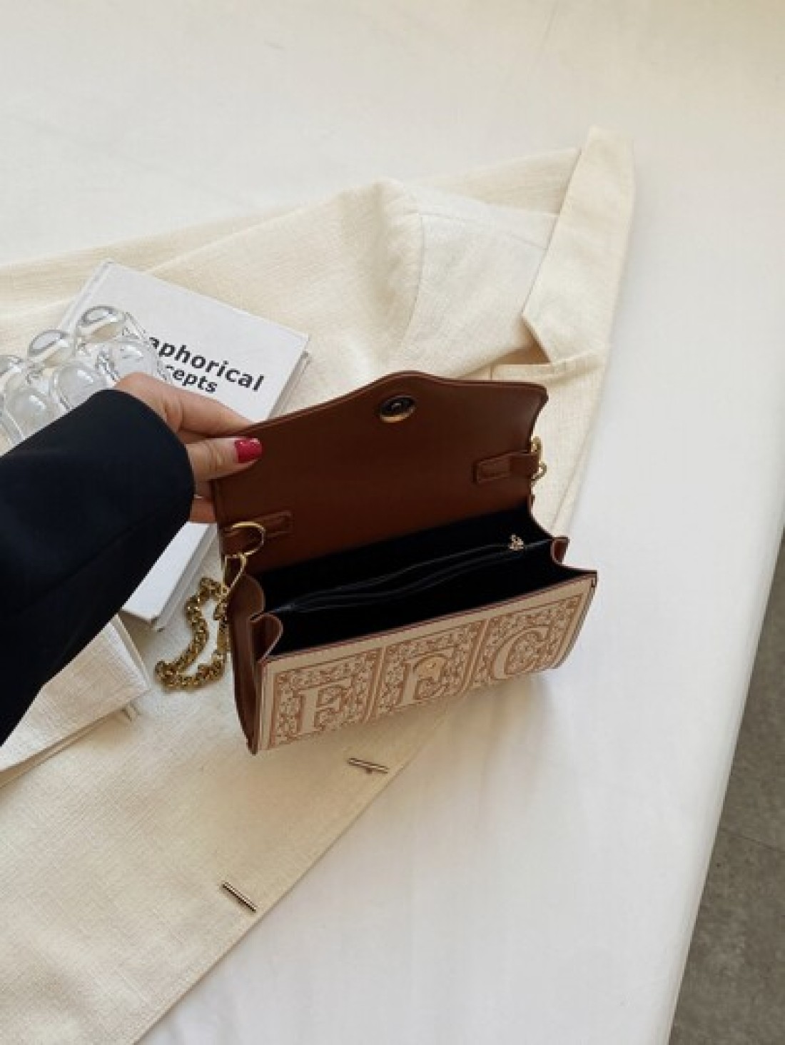 In 2024 The New Fashion Classic Letter Embroidery Printing Design Contrast Design French Baguette Bag Metal Buckle Decoration Design Shoulder Bag Is Suitable For Shopping