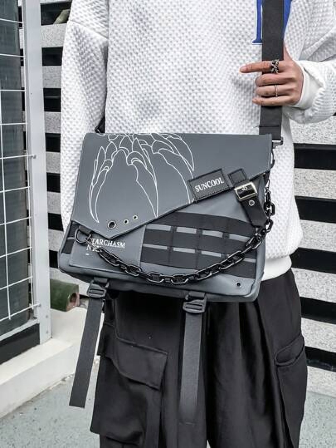 Fabric Material Large Capacity Casual Vacation Graffiti Chain Shoulder Bag For Men Punk Style Casual Bag With Pendant