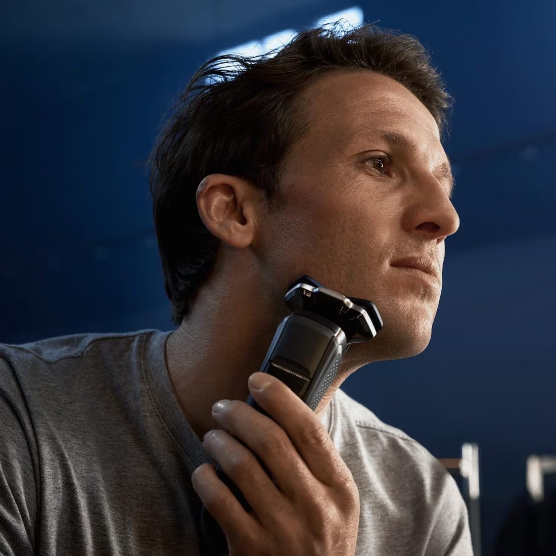 Philips Shaver Series 7000 - Wet &amp; Dry Mens Electric Shaver with SkinIQ Technology, Pop-up Trimmer, Charging Stand, Travel Case and Cleaning Brush (Model S7887