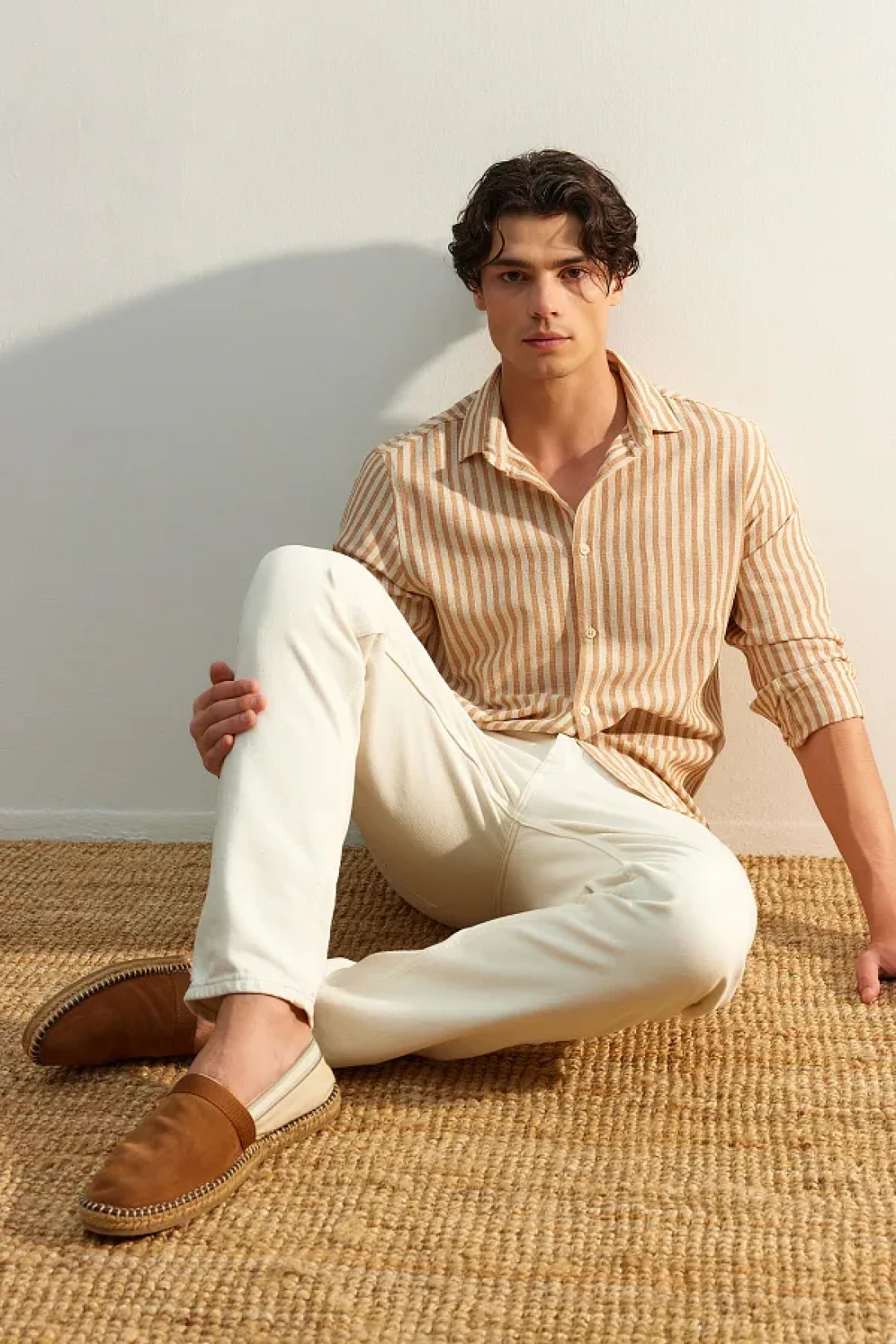 Trendyol Collection قميص ذو مظهر كتان مخطط بقصة عادية من الحجر الفاخر TMNSS23GO00062