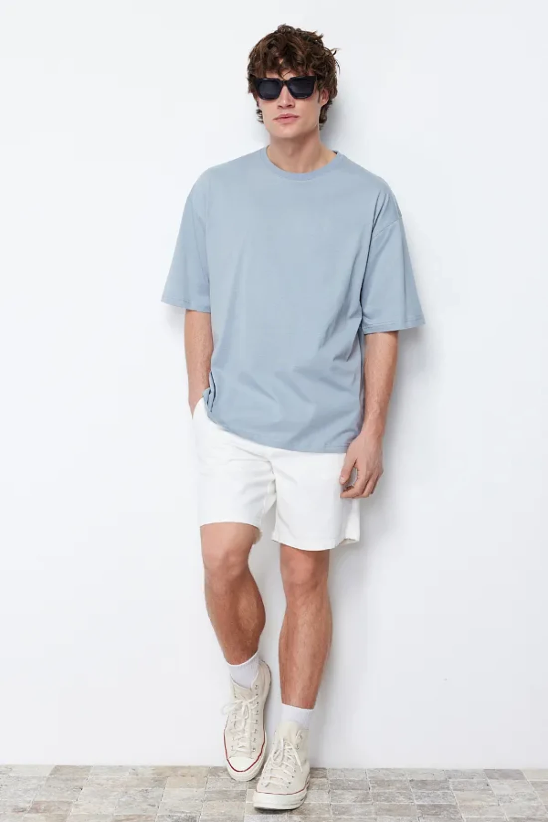 Trendyol Collection تي شيرت قطني واسع القطع مطبوع عليه زهور رمادية - TMNSS21TS1223