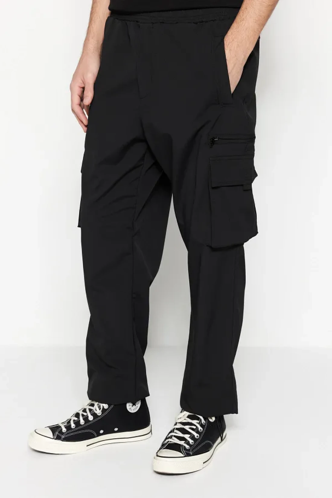 Trendyol Collection بنطال رياضي أسود من قماش المظلة الفني - TMNSS23PL00028