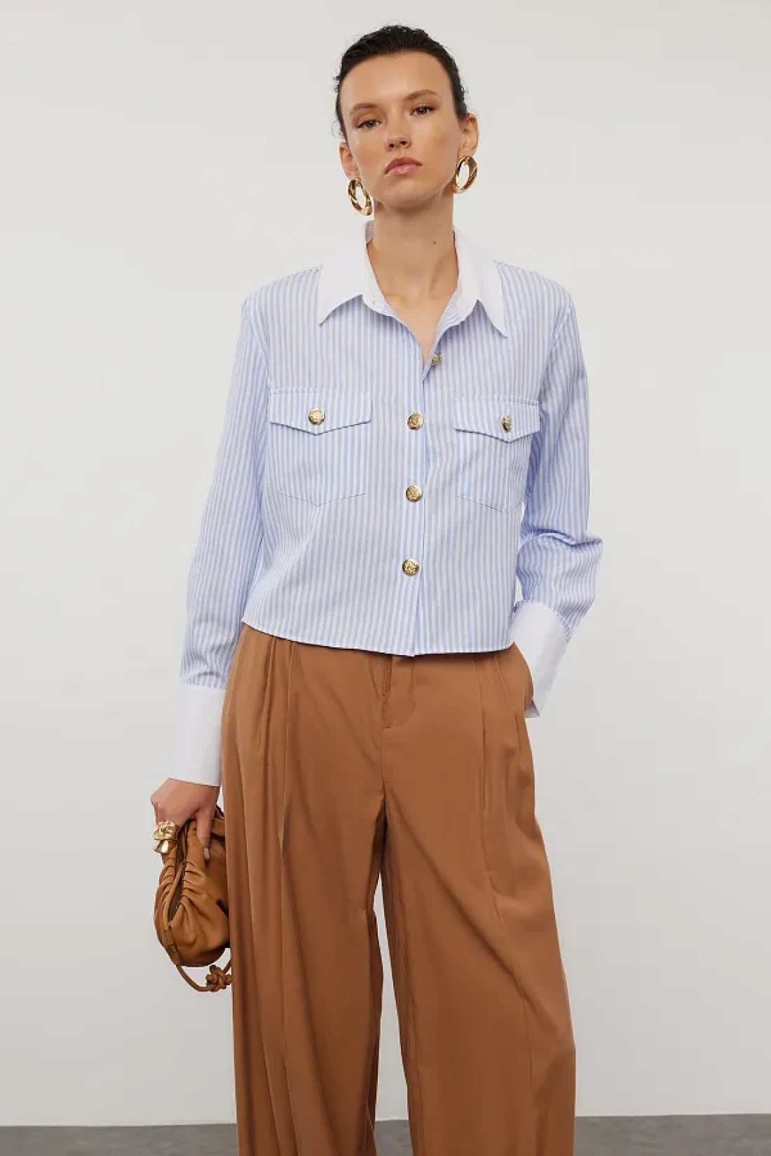 Trendyol Collection قميص أزرق مخطط بأزرار معدنية - تصميم الياقة والأكمام، مقاس عادي TWOAW25GO00023