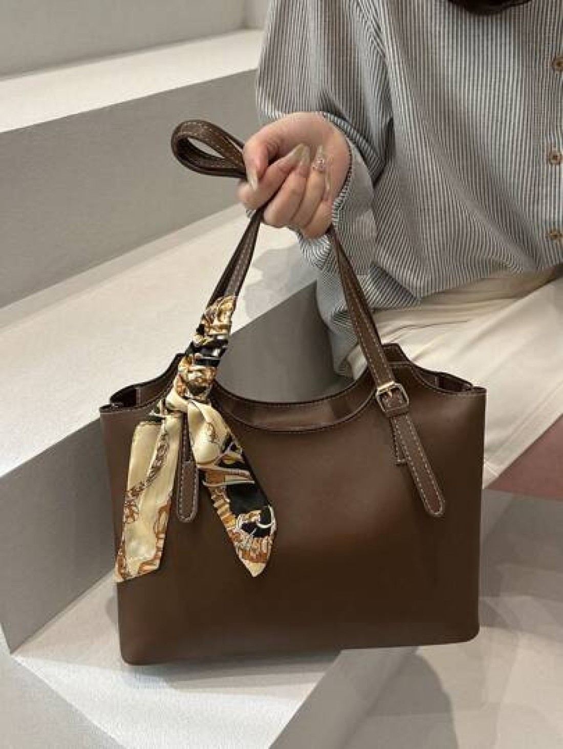 Retro Soft Leather Tote Bag For Women Large Capacity Shoulder Bag Personalized Minimalist Office Commute Handbag 2025 Spring Collection