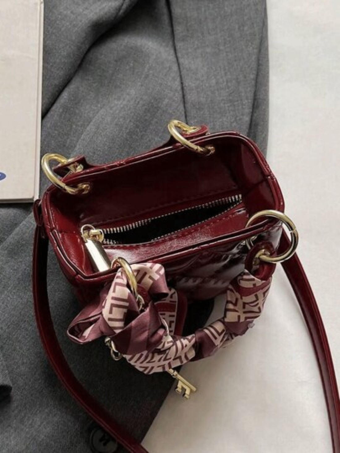 The New Fashion Classic Pu Waterproof Fabric Was Quilted And Embroidered With Diamond Shape Design With Small Fragrance And Ladies Style Metal Pattern Decoration Design And The Double Handle Portable