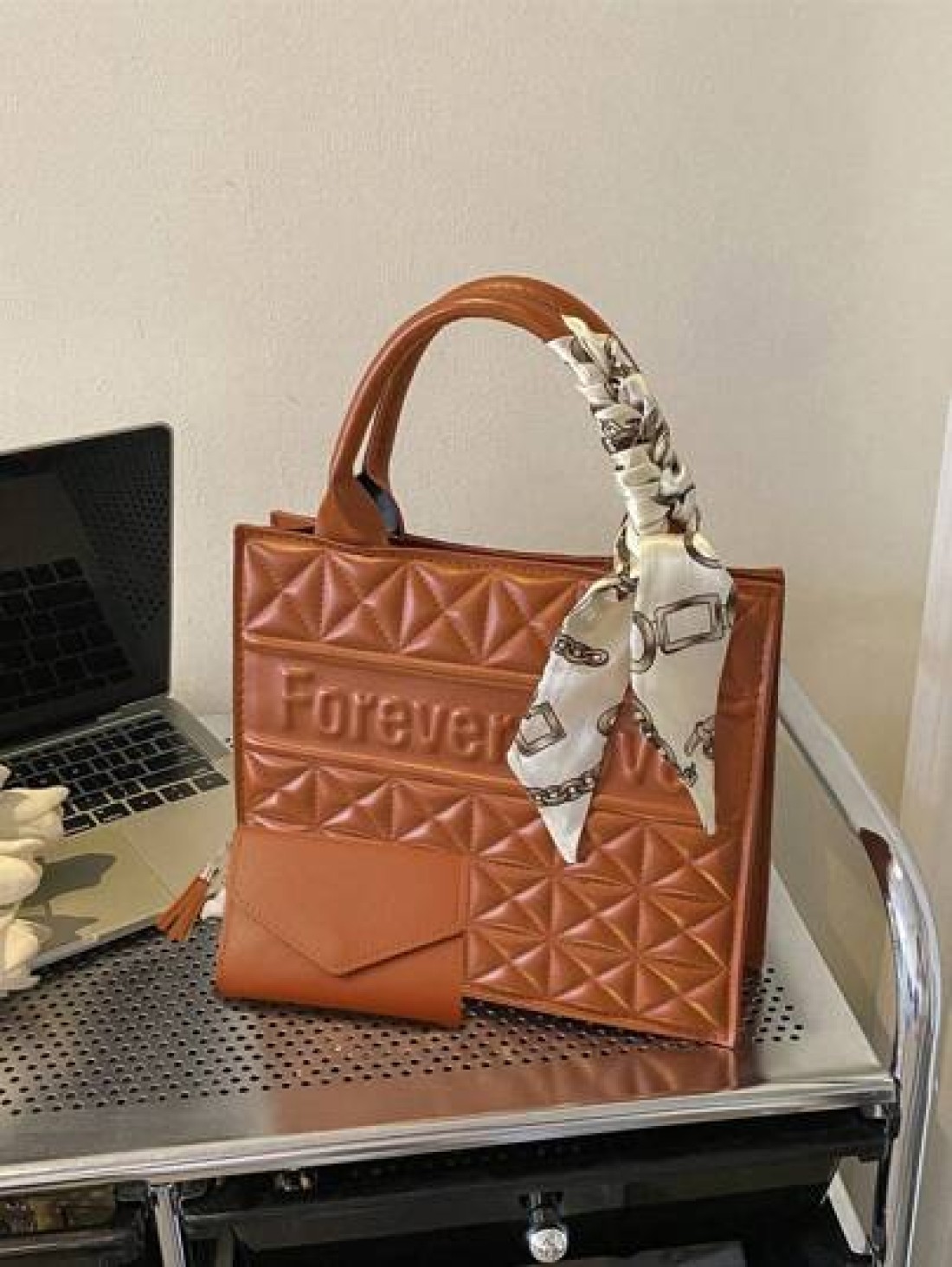 1pc 2pcs Set Fashionable Quilted Square Tote Bag With Letter Pattern And Skinny Scarf Decor Large Capacity PU Shoulder Bag Purse Set Professional Business Briefcase For Work Commute Casual Handbag Off