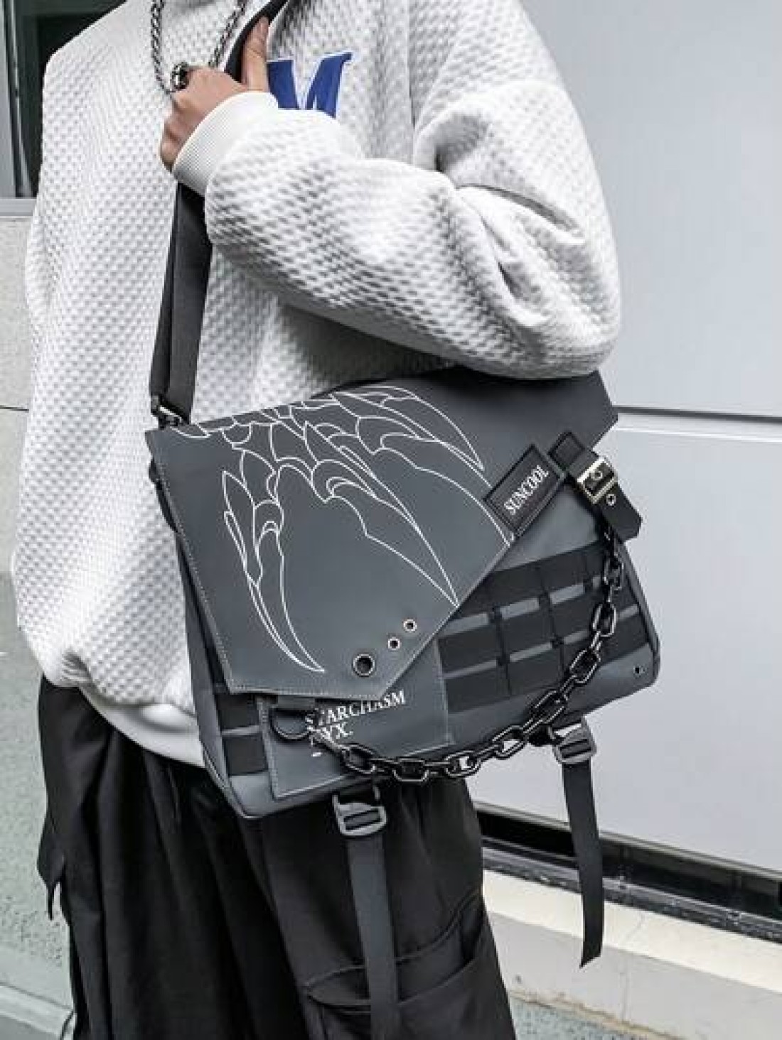 Fabric Material Large Capacity Casual Vacation Graffiti Chain Shoulder Bag For Men Punk Style Casual Bag With Pendant
