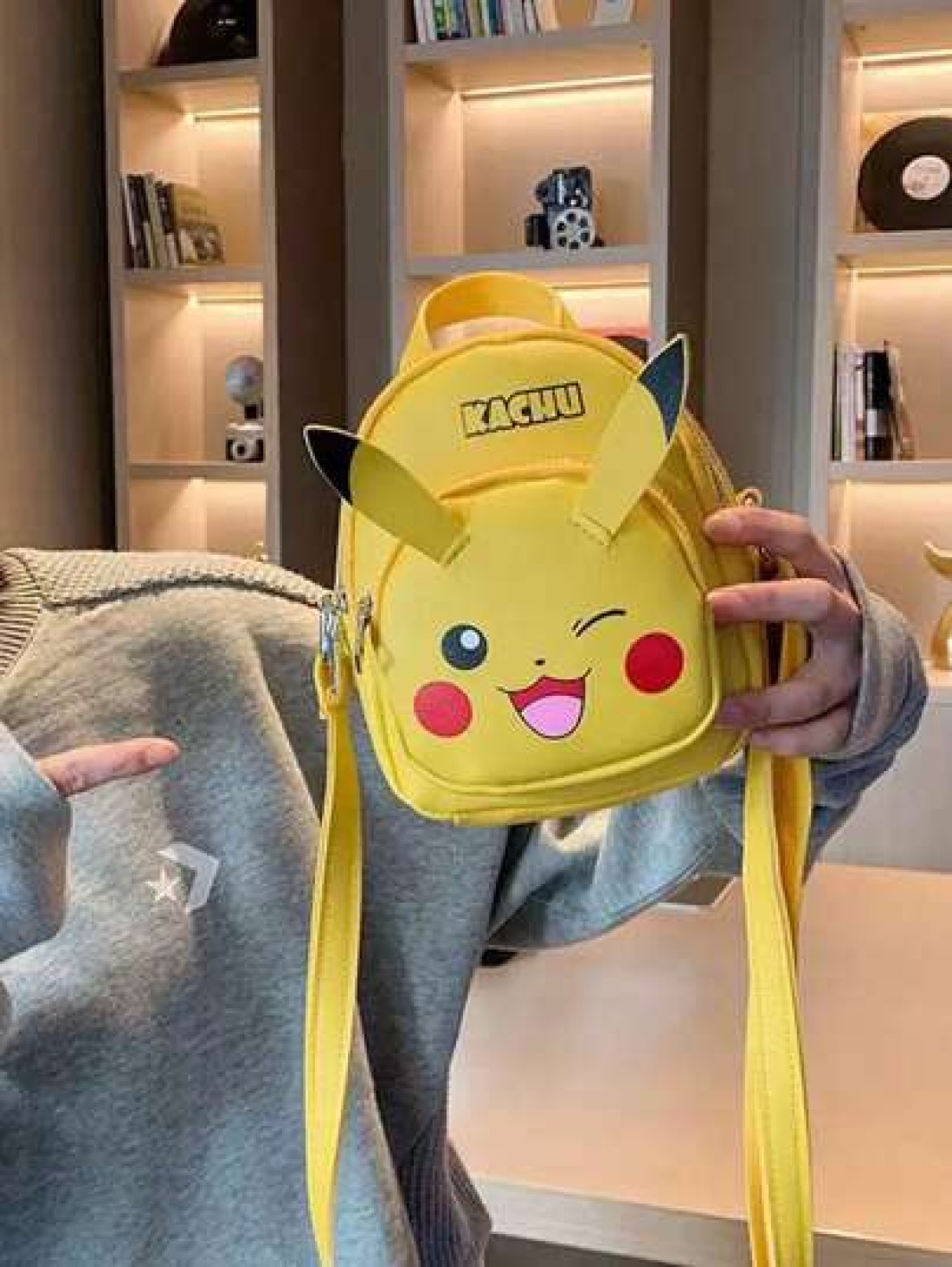 pokemon حقيبة ظهر/حقيبة عبر الجسم الصغيرة للأطفال بتصميم بوكيمون بيكاتشو، إكسسوار عصري مناسب لأي مناسبة، حقيبة ت