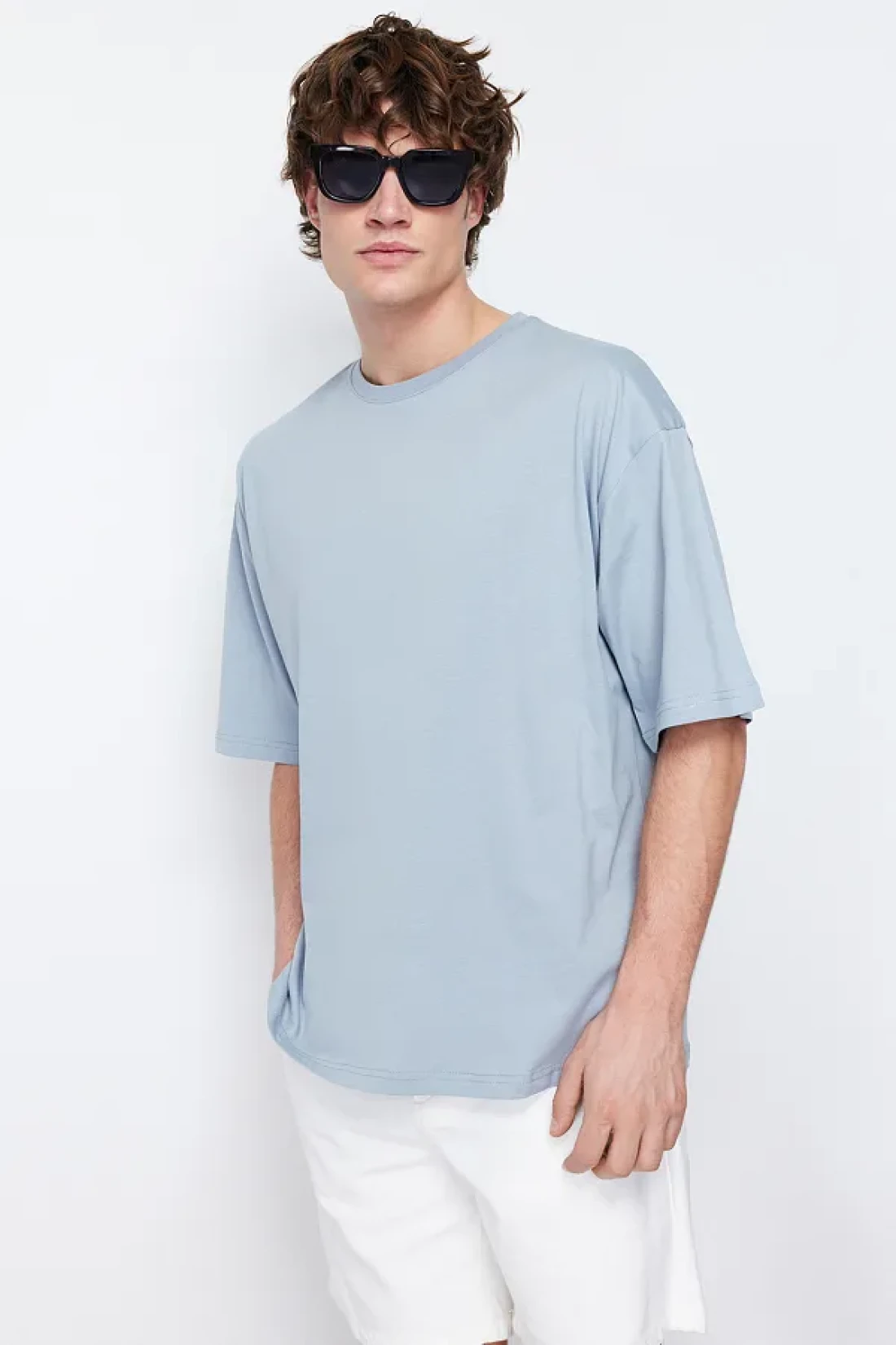 Trendyol Collection تي شيرت قطني واسع القطع مطبوع عليه زهور رمادية - TMNSS21TS1223