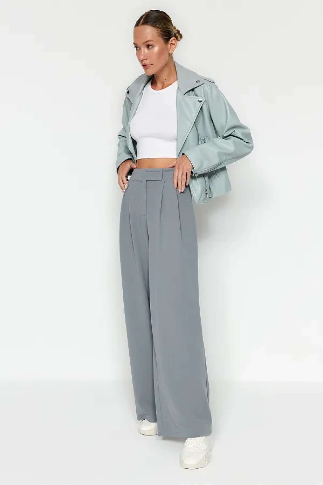 Trendyol Collection بنطال محبوك ذو ثنيات باللون الرمادي بخصر عالٍ وإغلاق فيلكرو - مقاس واسع TWOAW24PL00177