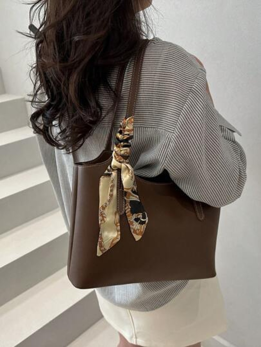 Retro Soft Leather Tote Bag For Women Large Capacity Shoulder Bag Personalized Minimalist Office Commute Handbag 2025 Spring Collection