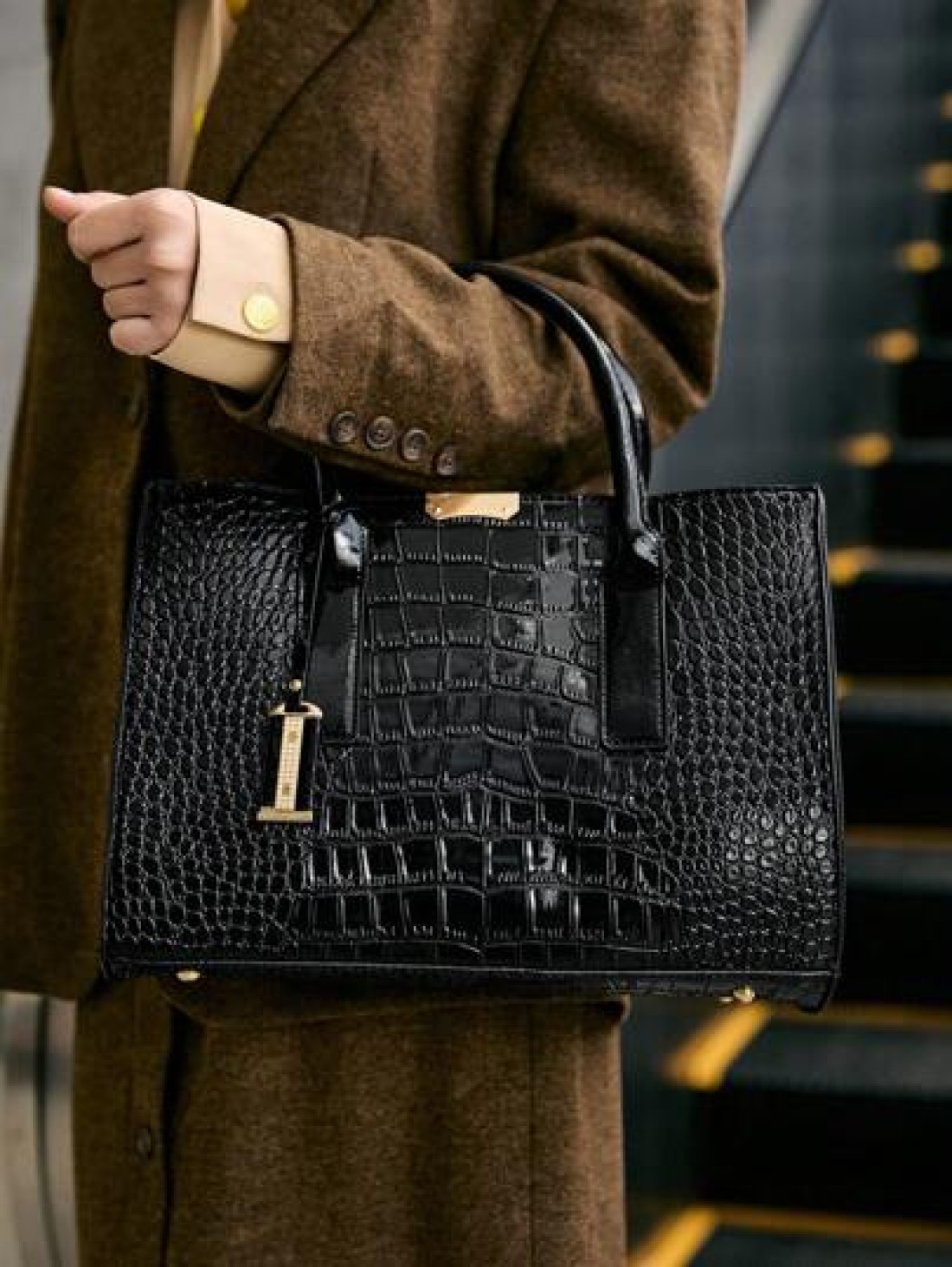 Women s Faux Crocodile Embossed Black Tote Bag Large Capacity Shoulder Bag Handbag Crossbody Bag Simple Crocodile Pattern Tote Bag Faux Leather Shoulder Bag Women s Classic Handbag Business Casual Wom