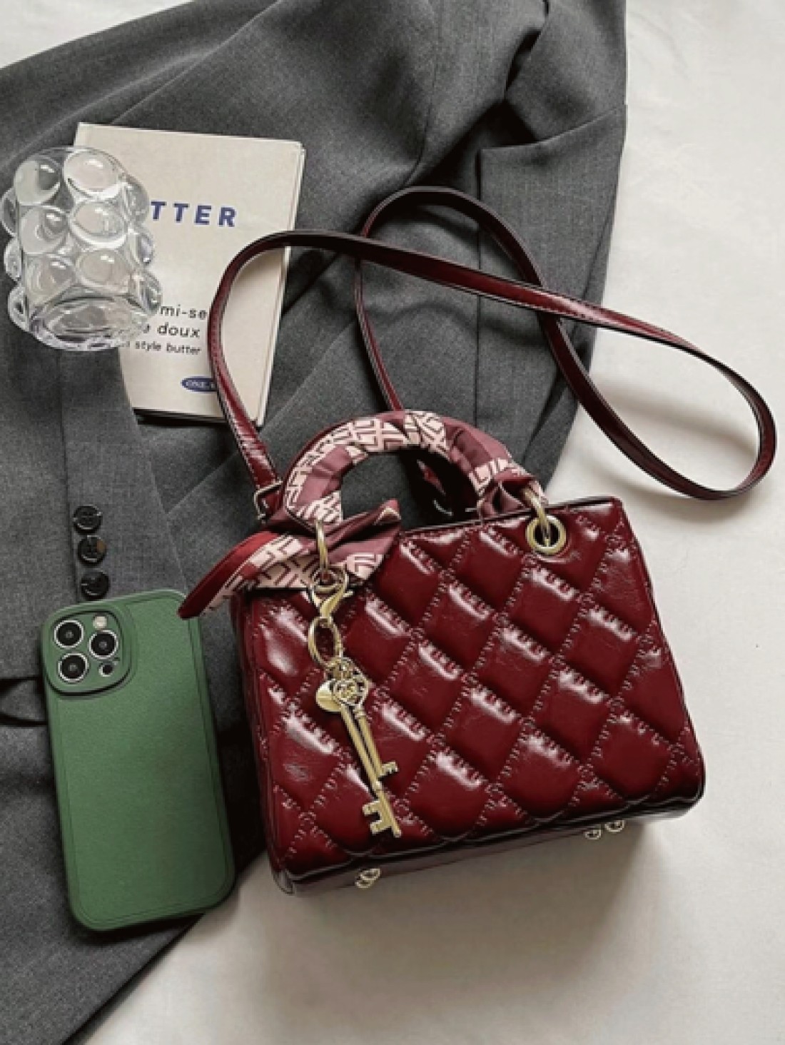 The New Fashion Classic Pu Waterproof Fabric Was Quilted And Embroidered With Diamond Shape Design With Small Fragrance And Ladies Style Metal Pattern Decoration Design And The Double Handle Portable