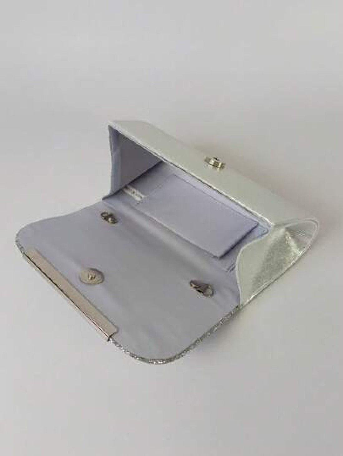 This Evening Bag Features A Sophisticated Design The Main Body Is Made Of Shimmering Silver Sequins That Glimmer And Shine Under Light Exuding A Luxurious And Glamorous Look The Classic Clutch Silhoue