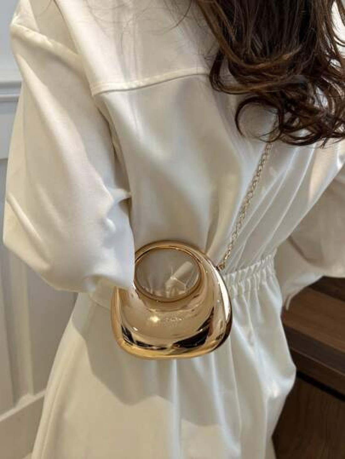 1pc New Avant Garde Metallic Acrylic Crescent Moon Shaped Mini Handbag Glossy Silver And Gold Tone Lunar Crossbody Shoulder Bag With Metallic Chain Fashion Versatile Makeup Cosmetic Earphone Pouch Min