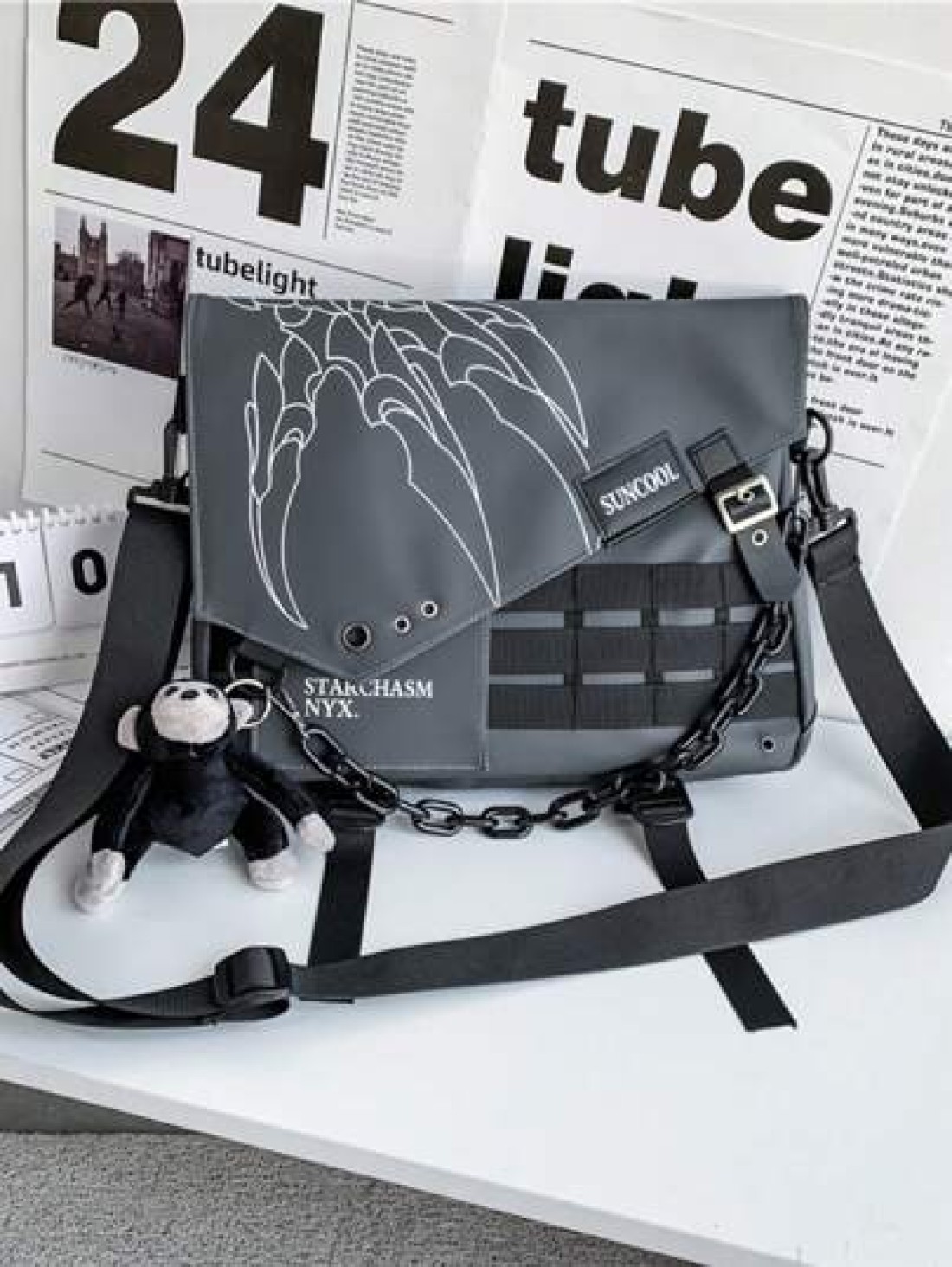 Cloth Large Capacity Casual Vacation Graffiti Chain Shoulder Bag For Men Punk Style Leisure Bag With Pendant