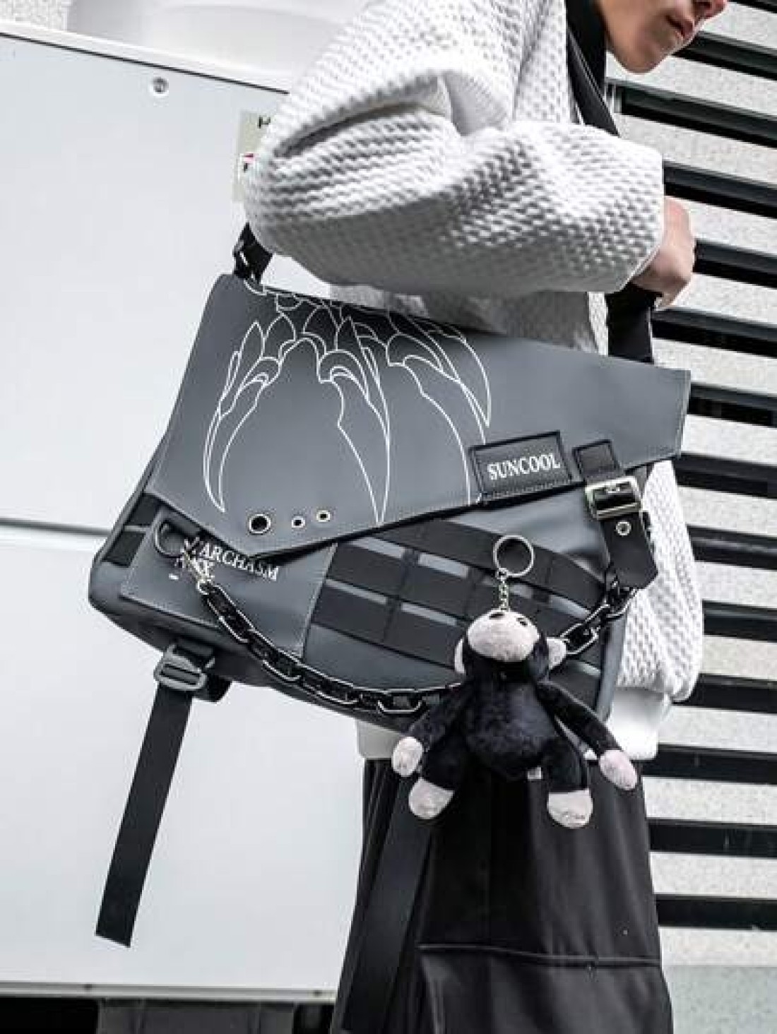 Fabric Material Large Capacity Casual Vacation Graffiti Chain Shoulder Bag For Men Punk Style Casual Bag With Pendant