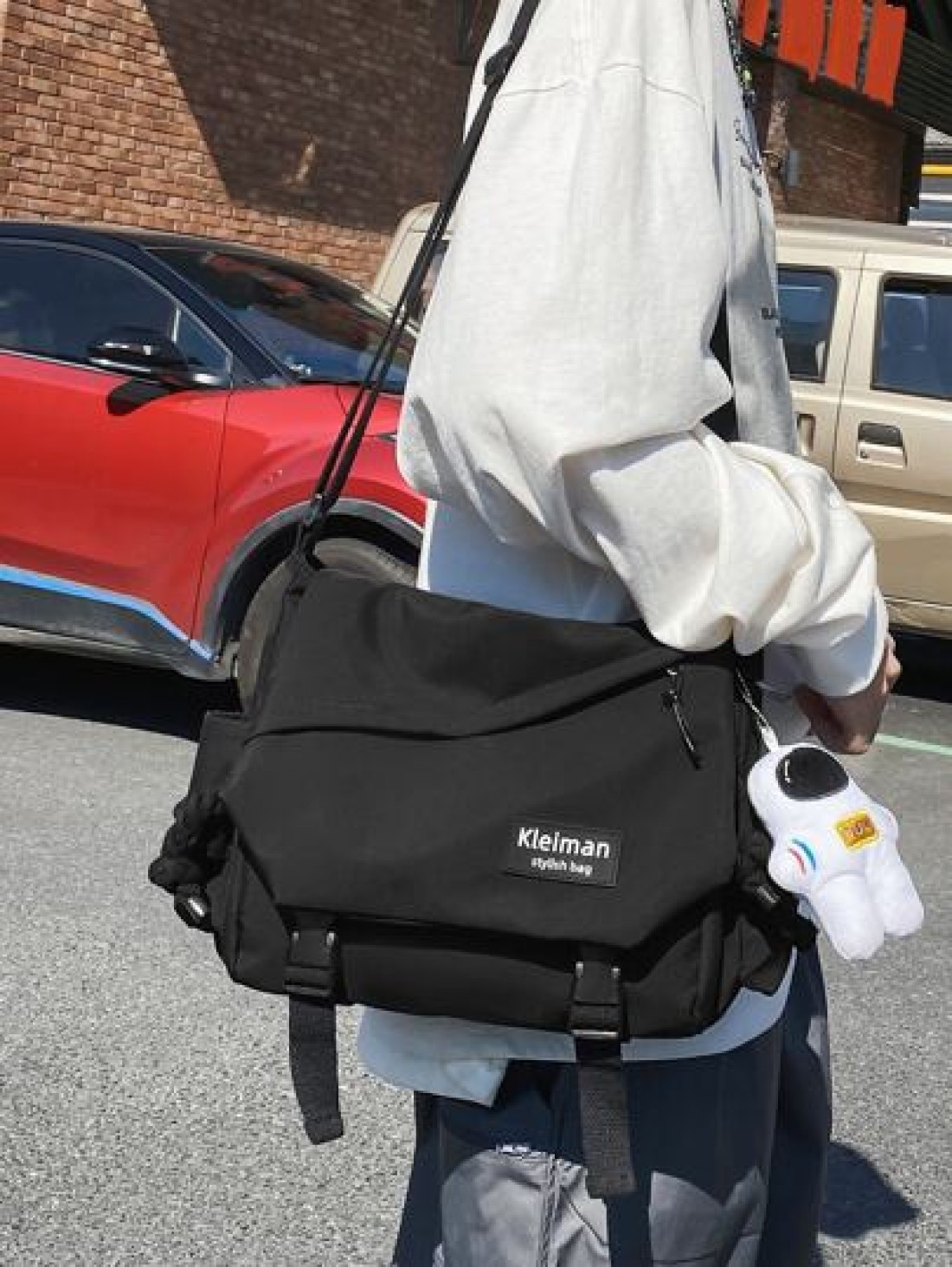 Men Patch Detail Waterproof Messenger Bag With Bag Charm Handbag Schoolbag Sling Bag Sport Bag For High School University Student For Travel College School College Bag Summer Dad Freshman For Books Mu