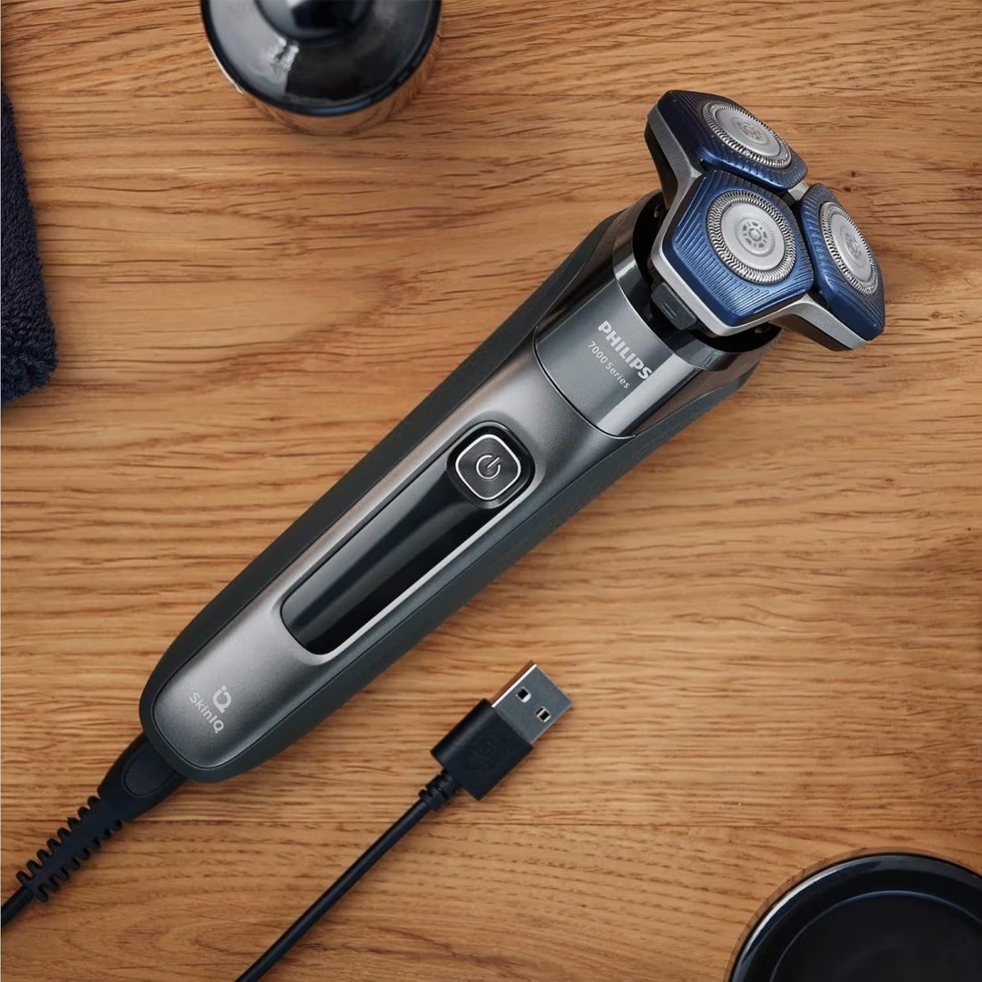 Philips Shaver Series 7000 - Wet &amp; Dry Mens Electric Shaver with SkinIQ Technology, Pop-up Trimmer, Charging Stand, Travel Case and Cleaning Brush (Model S7887