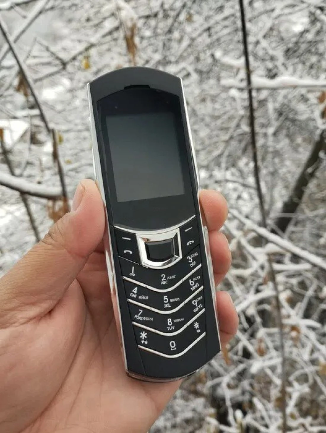 هاتف محمول غير ذكي، مفتوح بتقنية الجيل الثاني - مزود ببطاقة SIM مزدوجة، ولوحة مفاتيح، وأزرار كبيرة، ومكبر صوت، وهيكل معدني، وبطارية طويلة العمر مثالي لكبار السن والاستخدام البسيط.