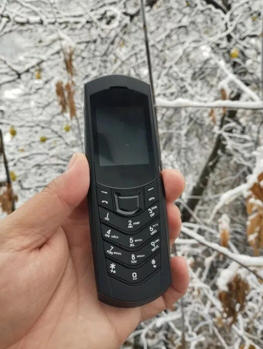 هاتف محمول غير ذكي، مفتوح بتقنية الجيل الثاني - مزود ببطاقة SIM مزدوجة، ولوحة مفاتيح، وأزرار كبيرة، ومكبر صوت، وهيكل معدني، وبطارية طويلة العمر مثالي لكبار السن والاستخدام البسيط.