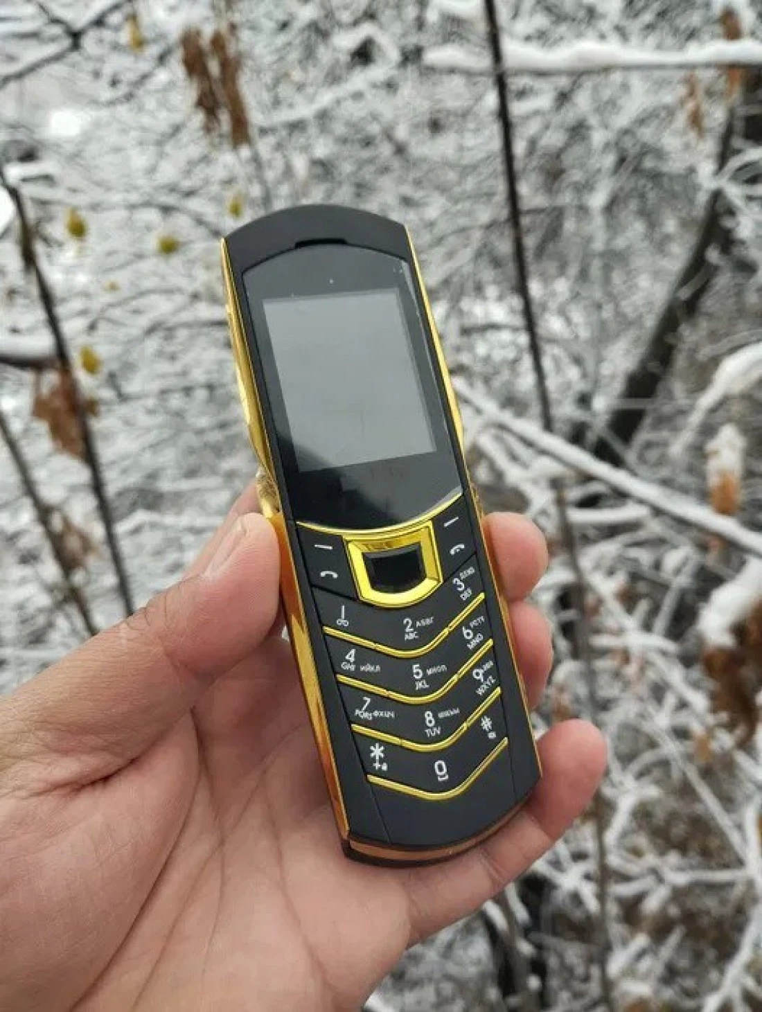 هاتف محمول غير ذكي، مفتوح بتقنية الجيل الثاني - مزود ببطاقة SIM مزدوجة، ولوحة مفاتيح، وأزرار كبيرة، ومكبر صوت، وهيكل معدني، وبطارية طويلة العمر مثالي لكبار السن والاستخدام البسيط.