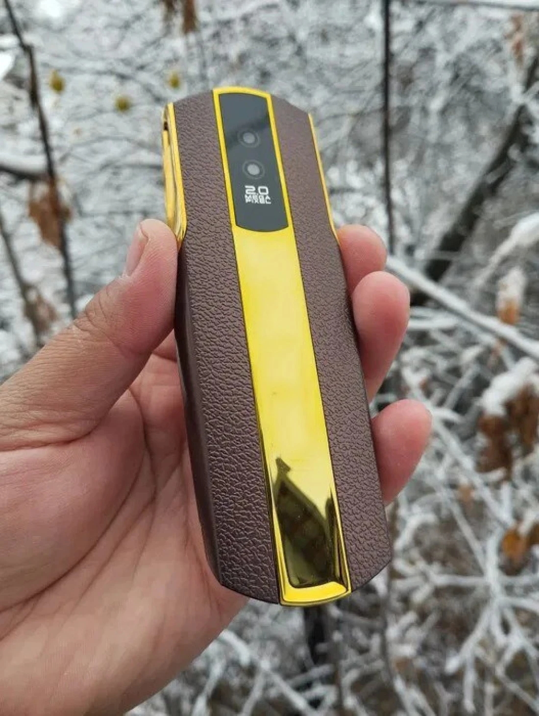 هاتف محمول غير ذكي، مفتوح بتقنية الجيل الثاني - مزود ببطاقة SIM مزدوجة، ولوحة مفاتيح، وأزرار كبيرة، ومكبر صوت، وهيكل معدني، وبطارية طويلة العمر مثالي لكبار السن والاستخدام البسيط.