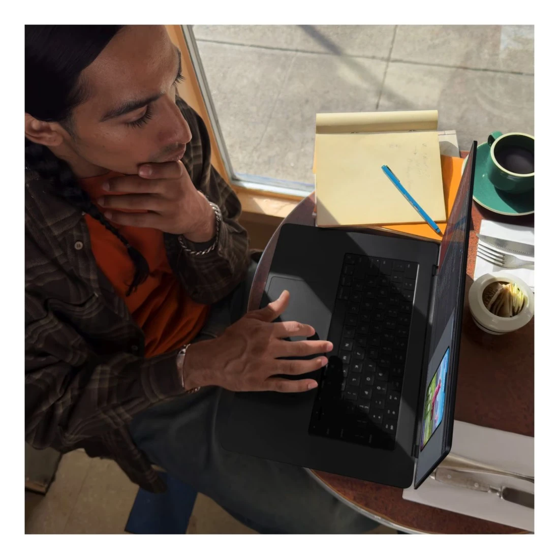 ابل ماك بوك برو 14 انش، 18 جيجابايت رام، 512 جيجابايت اس اس دي، اسود (شريحة ابل ام 3 برو، وحدة معالجة مركزية 11 نواة ووحدة معالجة رسومية 14 نواة، لوحة مفاتيح انجليزية/عربية، MRX33AB/A)