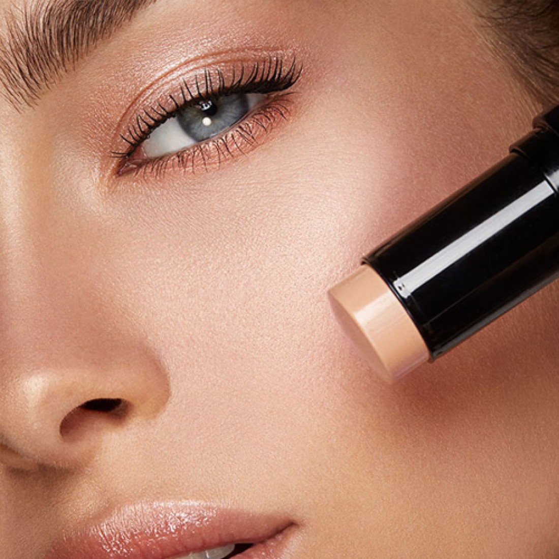 KIKO Sculpting Touch Creamy Stick Contour