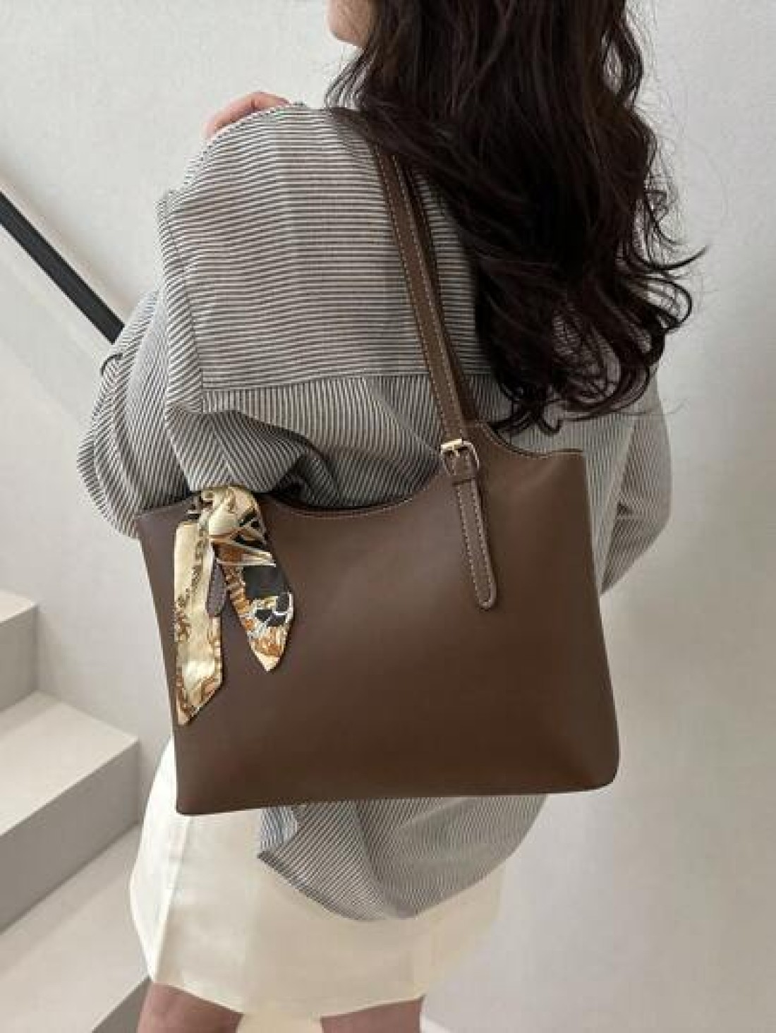 Retro Soft Leather Tote Bag For Women Large Capacity Shoulder Bag Personalized Minimalist Office Commute Handbag 2025 Spring Collection